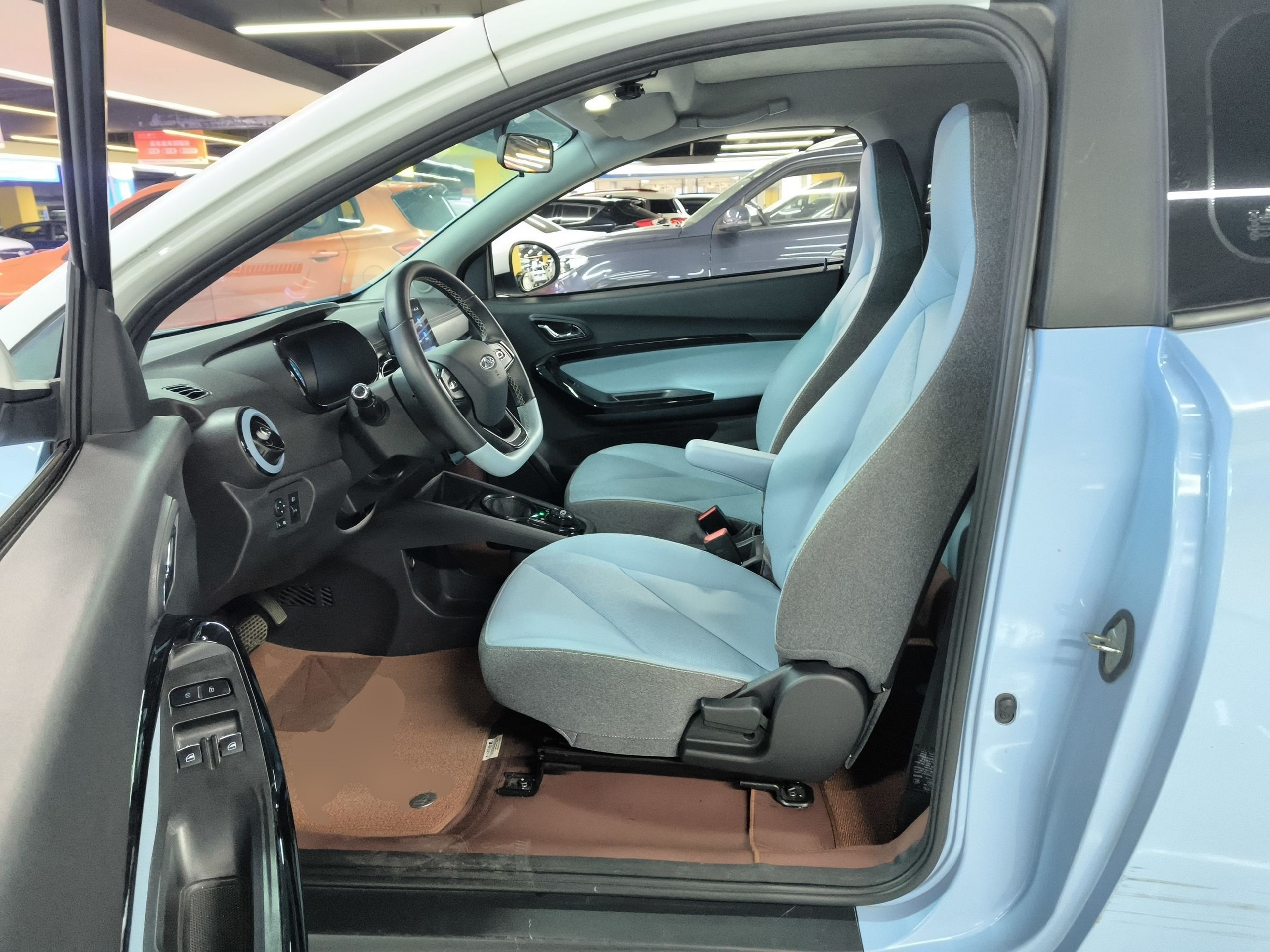 Переднее сиденье в автомобиле