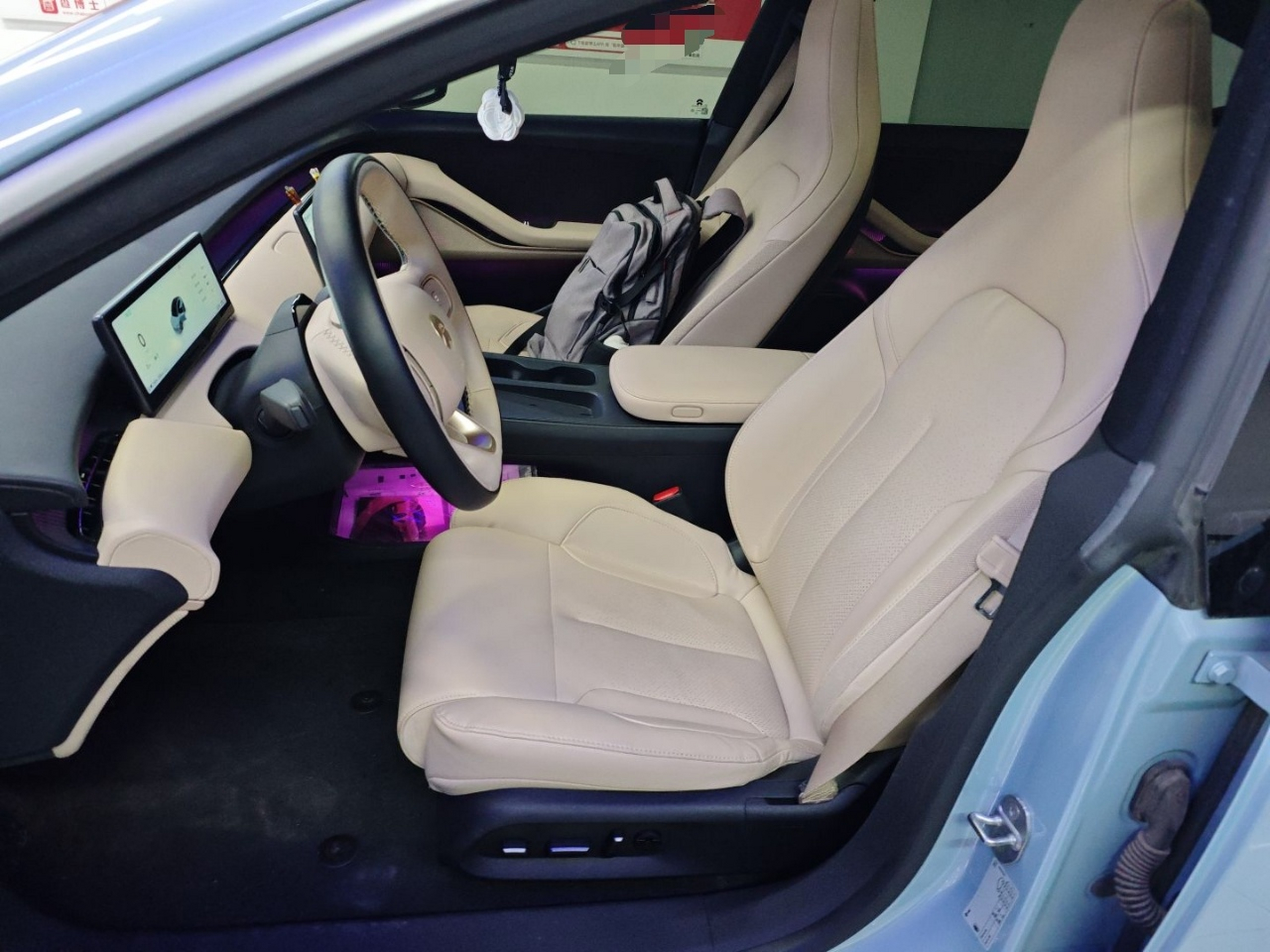 Переднее сиденье в автомобиле