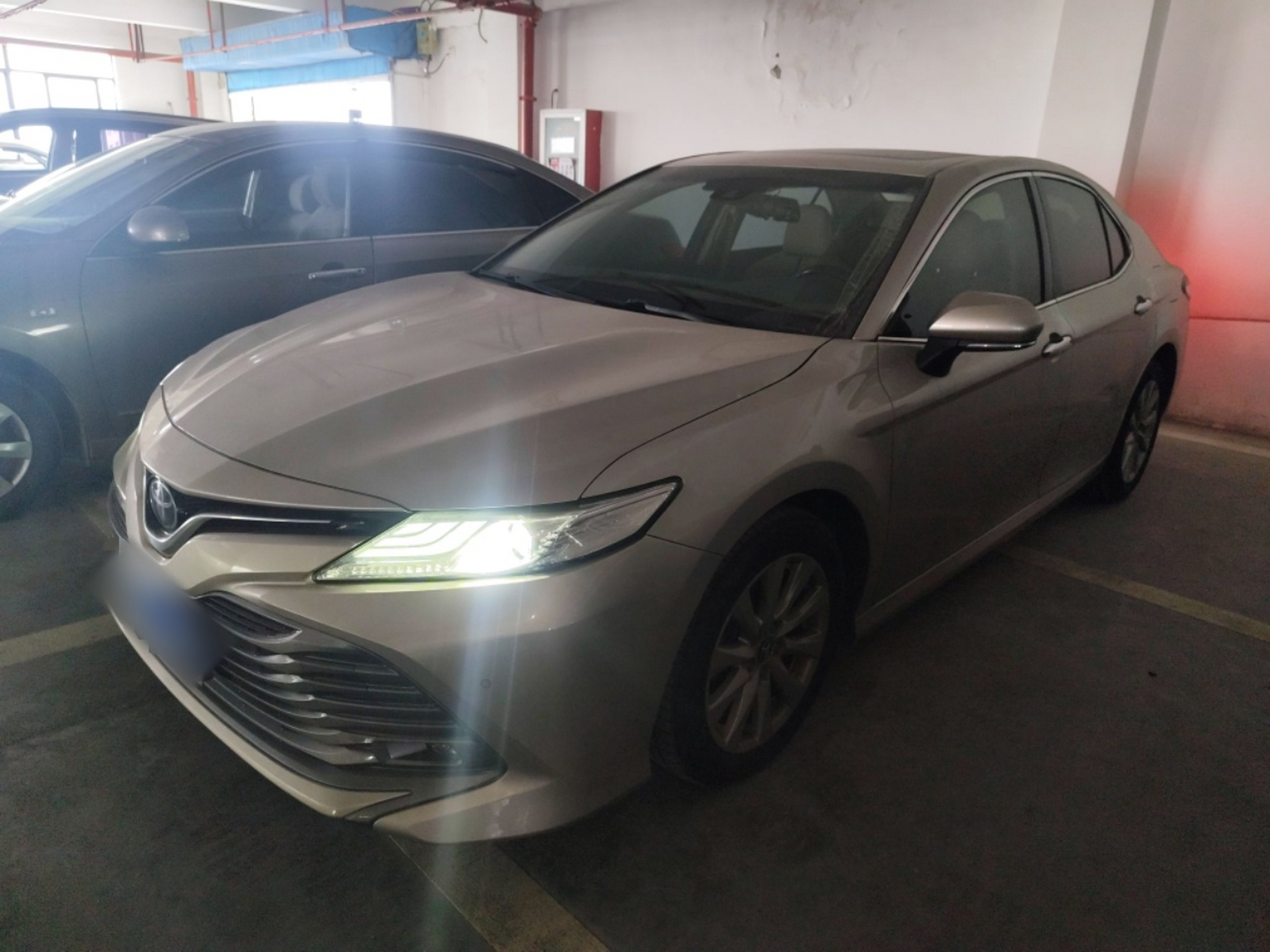 Под передней частью автомобиля