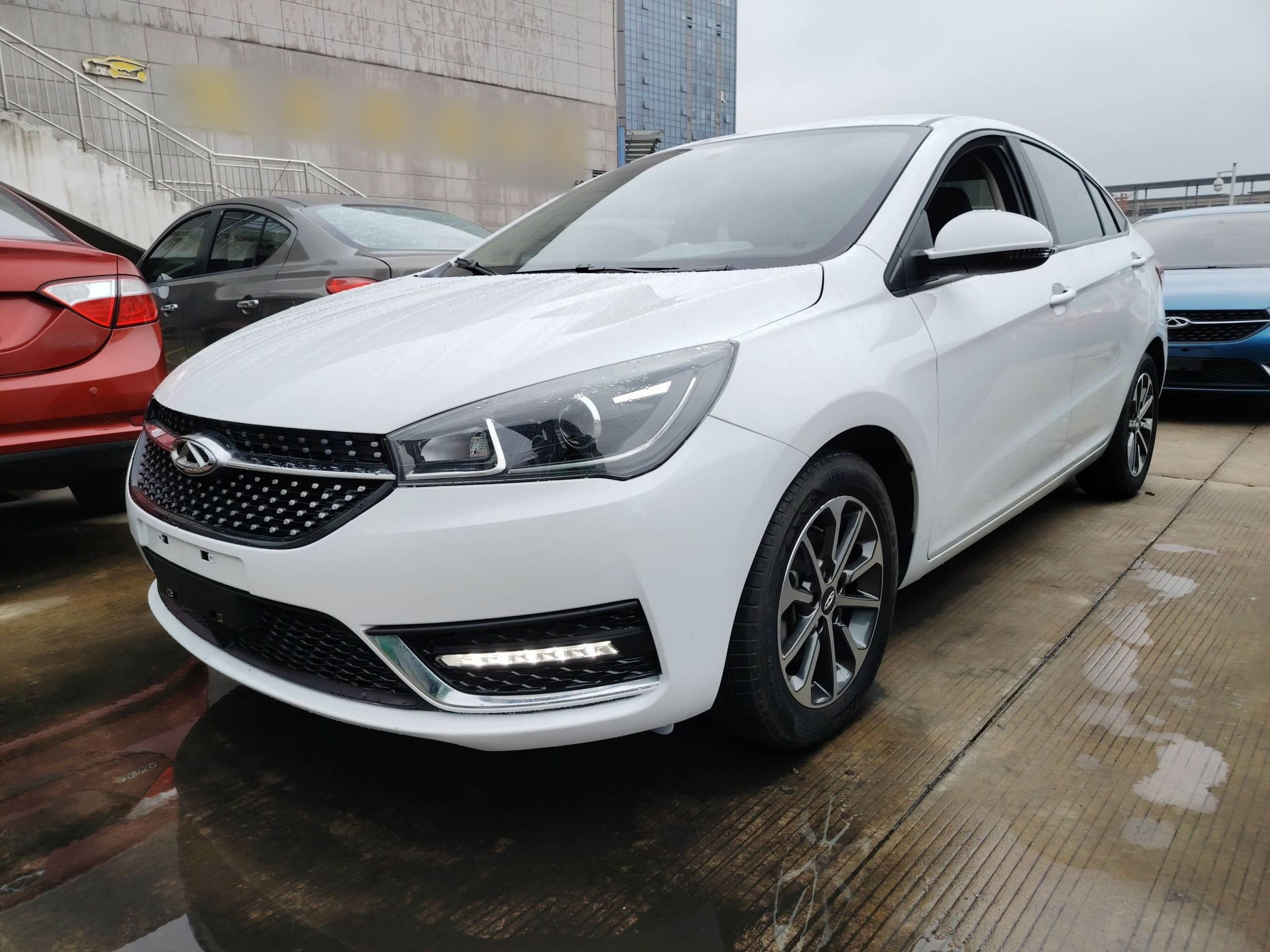 تحت مقدمة السيارة