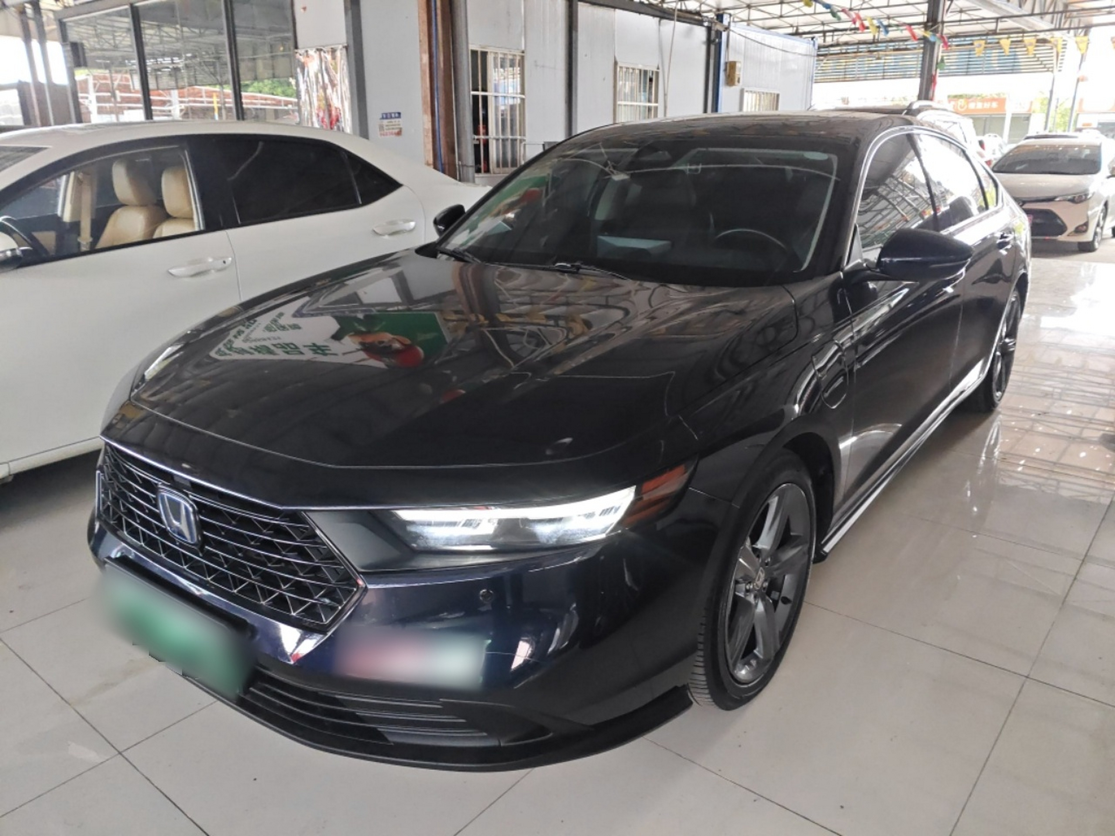 Под передней частью автомобиля