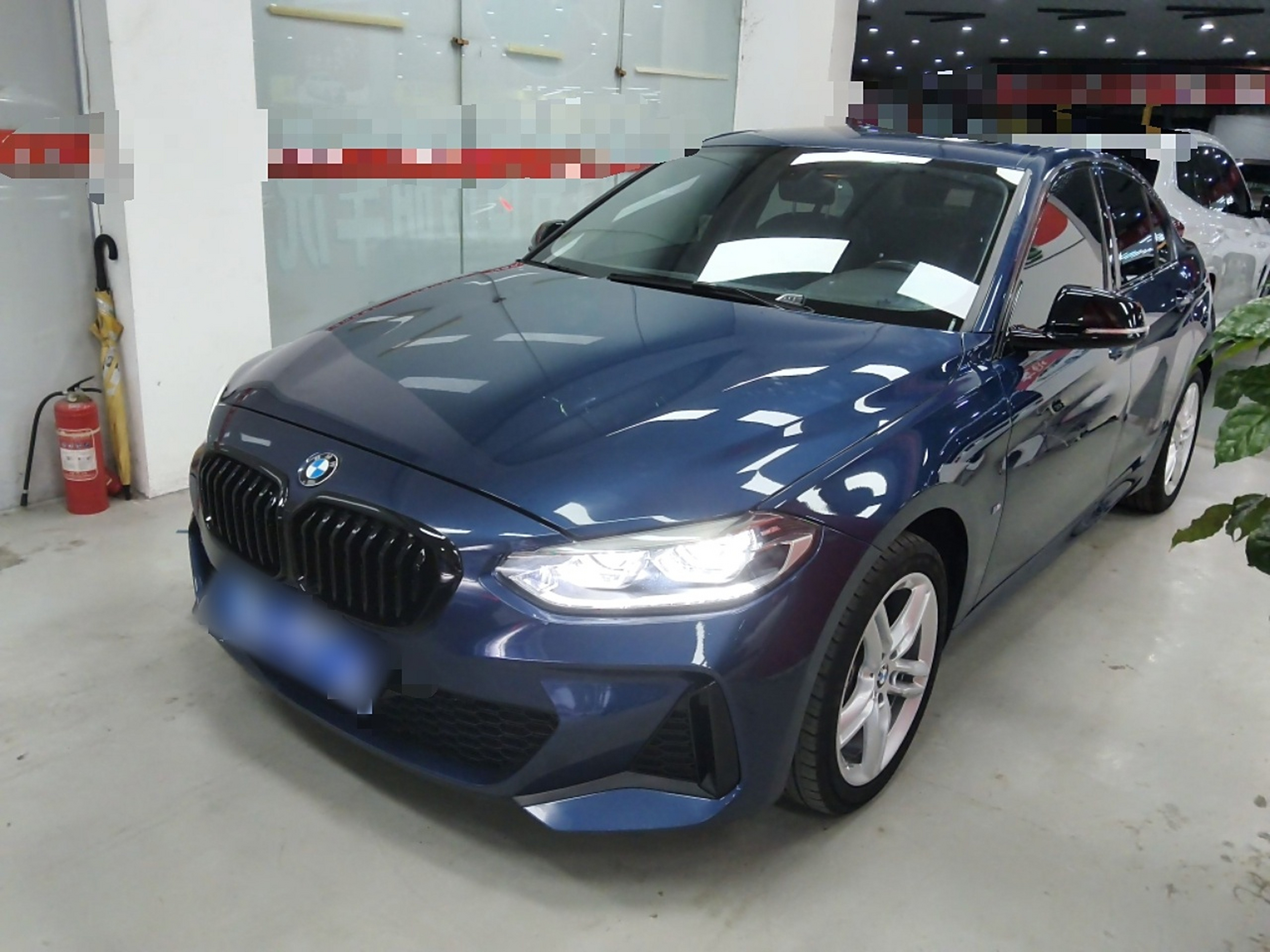 تحت مقدمة السيارة