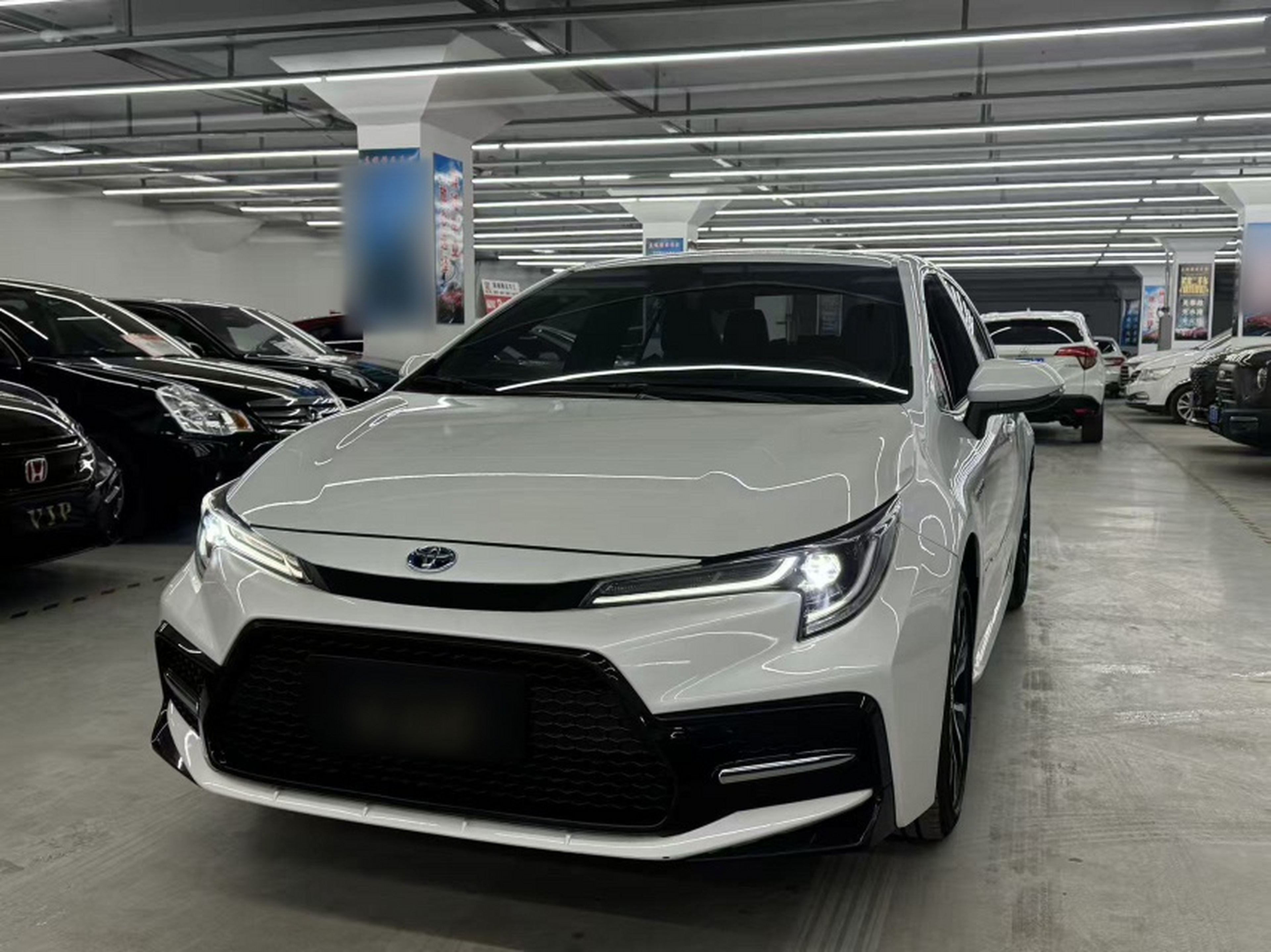 Под передней частью автомобиля