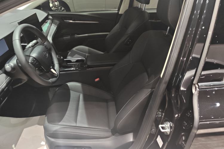 Used Toyota Camry 2024 Dual-Motor 2.0 HGVP Luxury Edition
