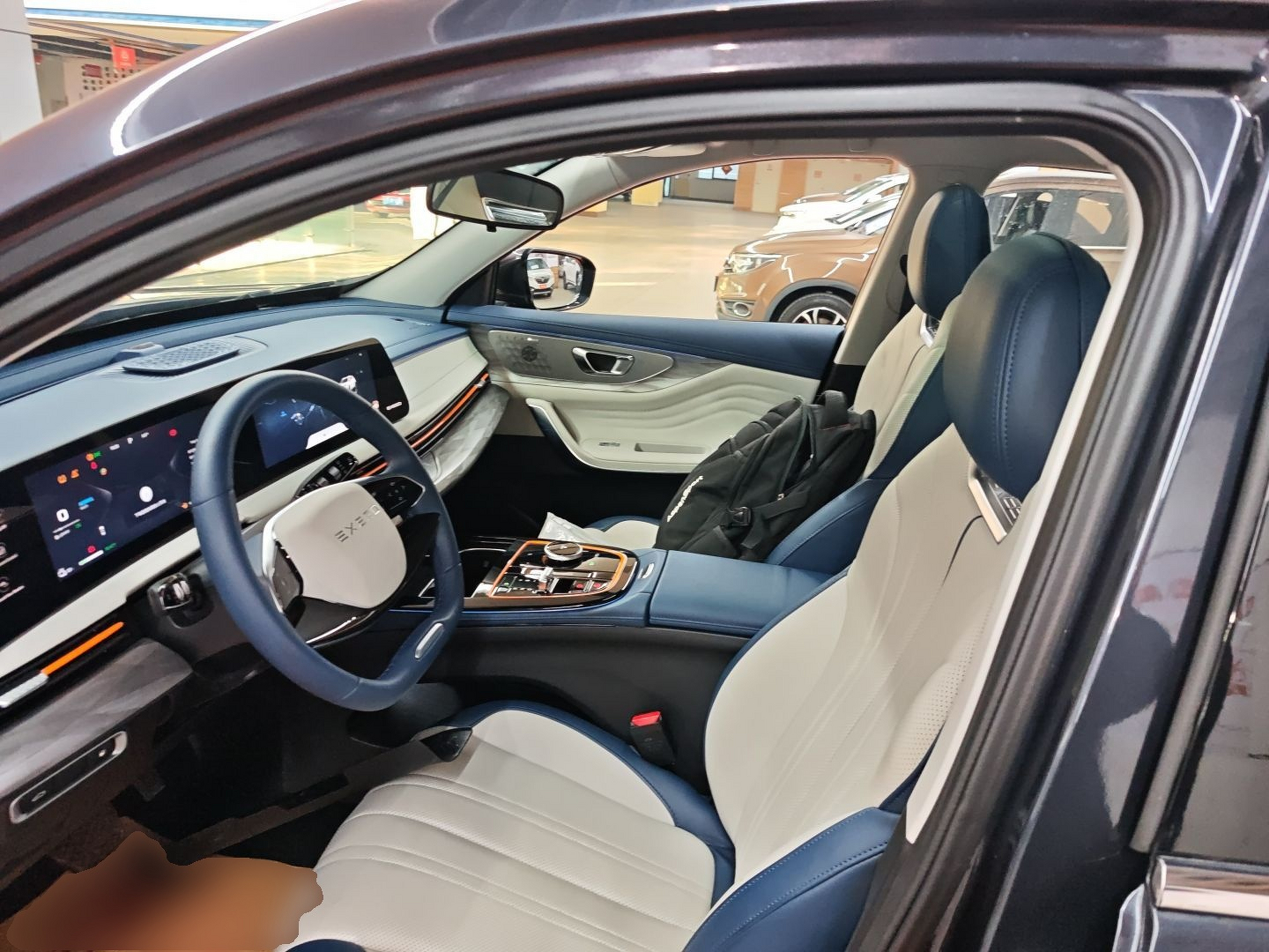 المقاعد الأمامية داخل السيارة