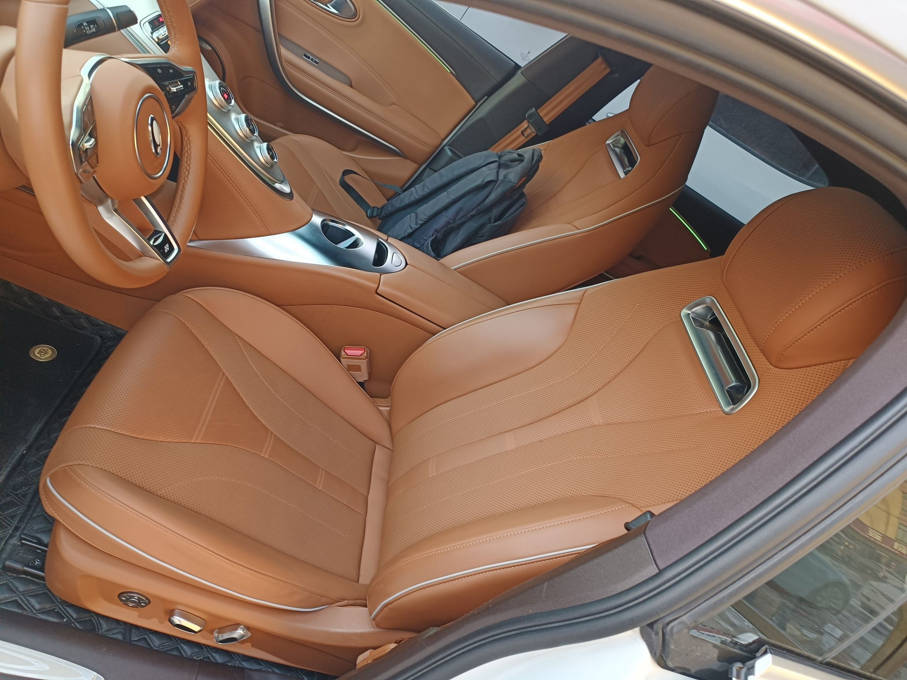 Переднее сиденье в автомобиле