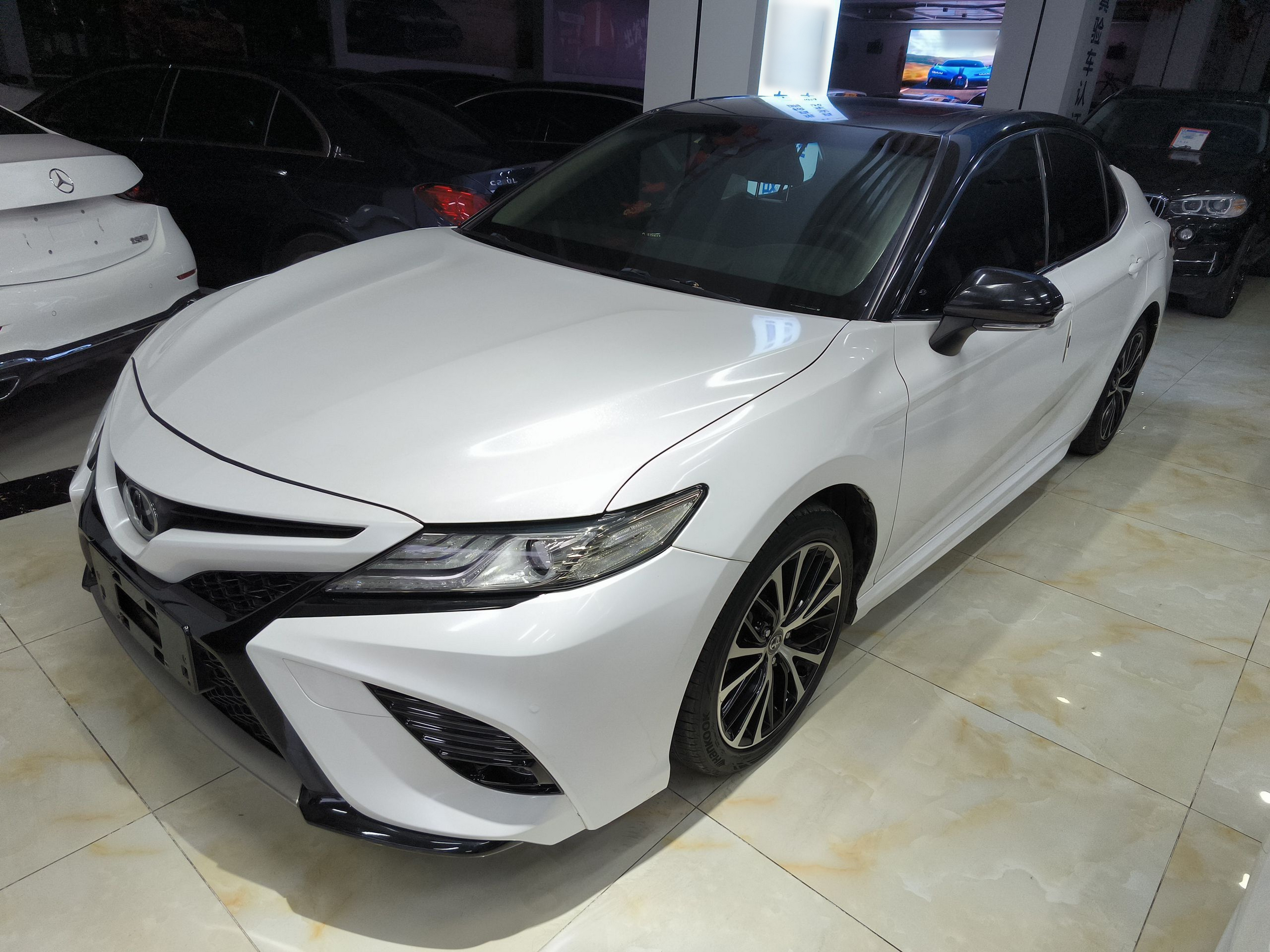 تحت مقدمة السيارة