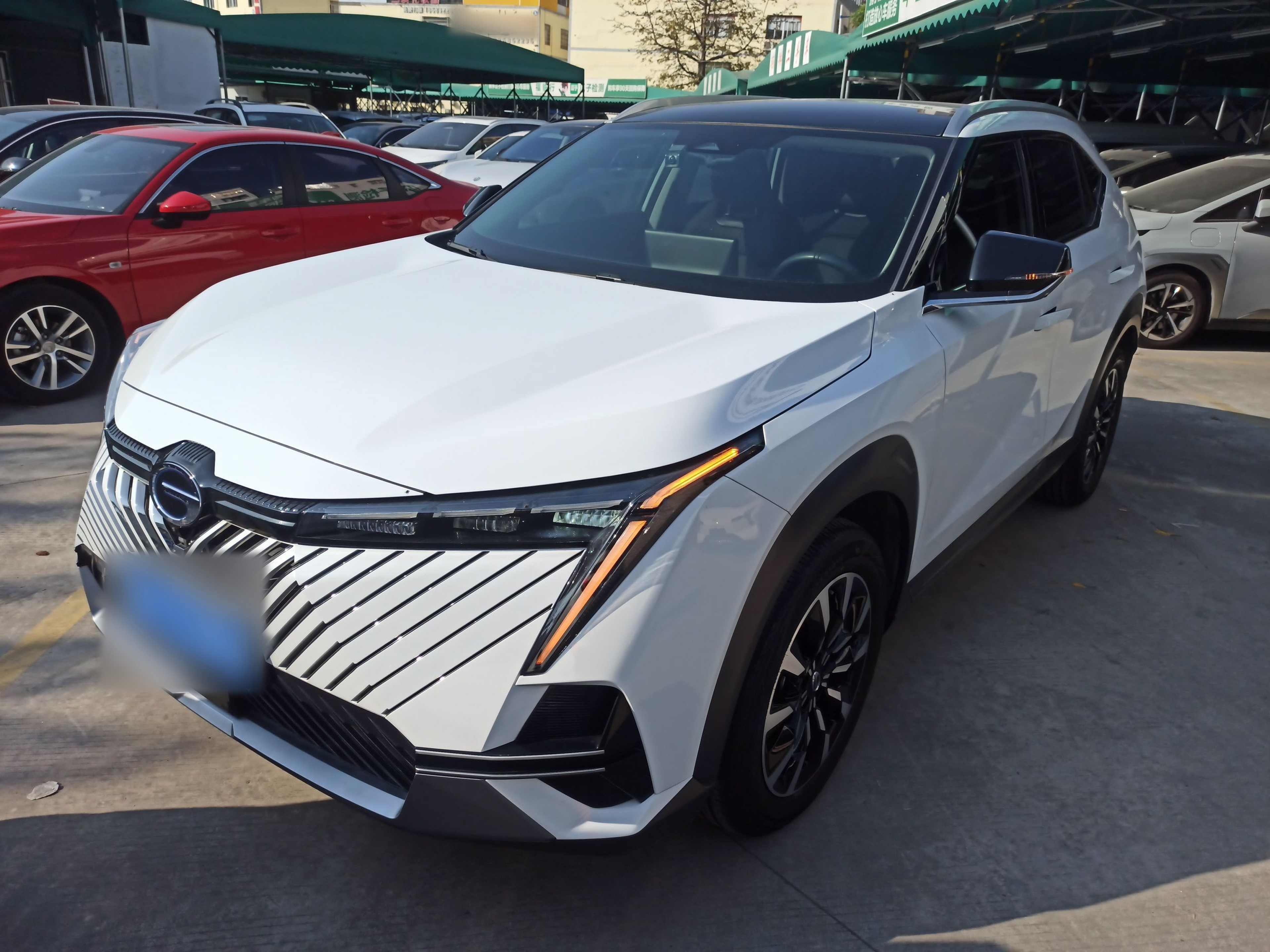 Под передней частью автомобиля