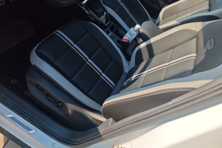 Used Volkswagen T-ROC 2023 300TSI DSG Two-Wheel Drive Starlight Edition
