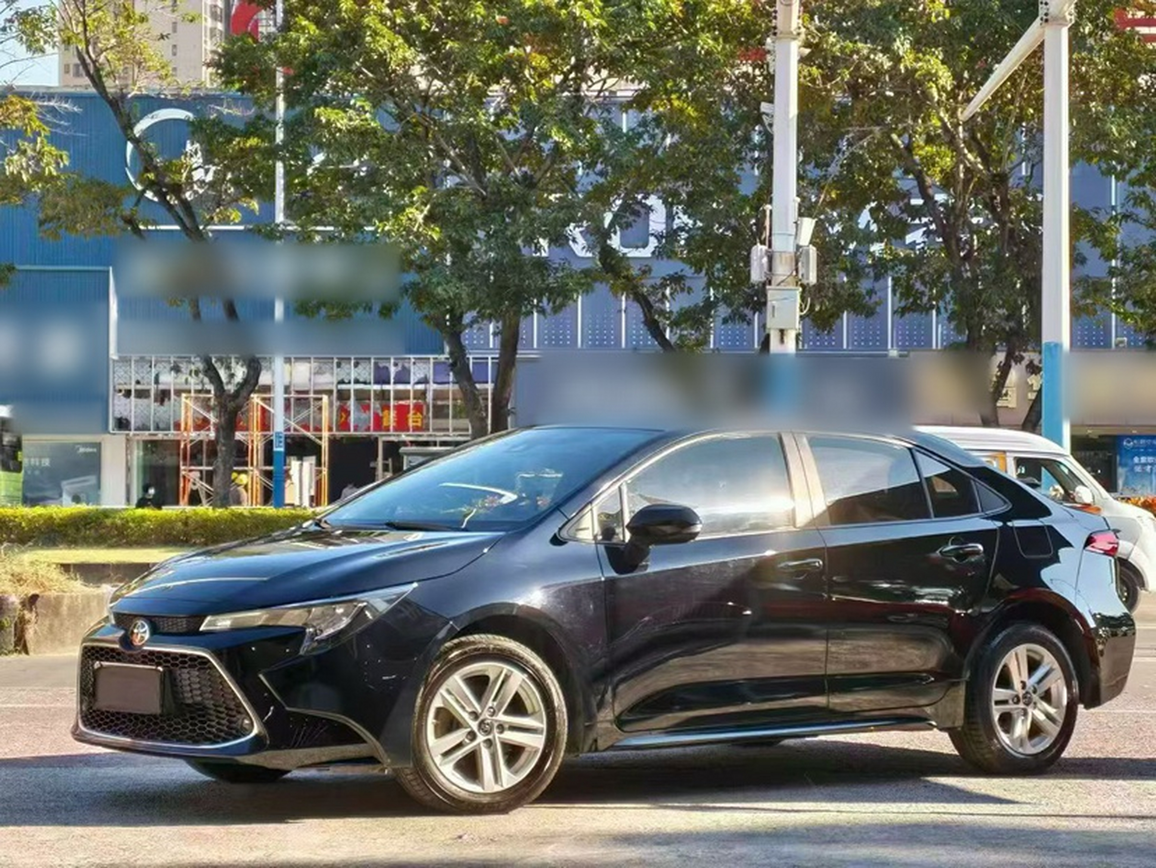 Под передней частью автомобиля