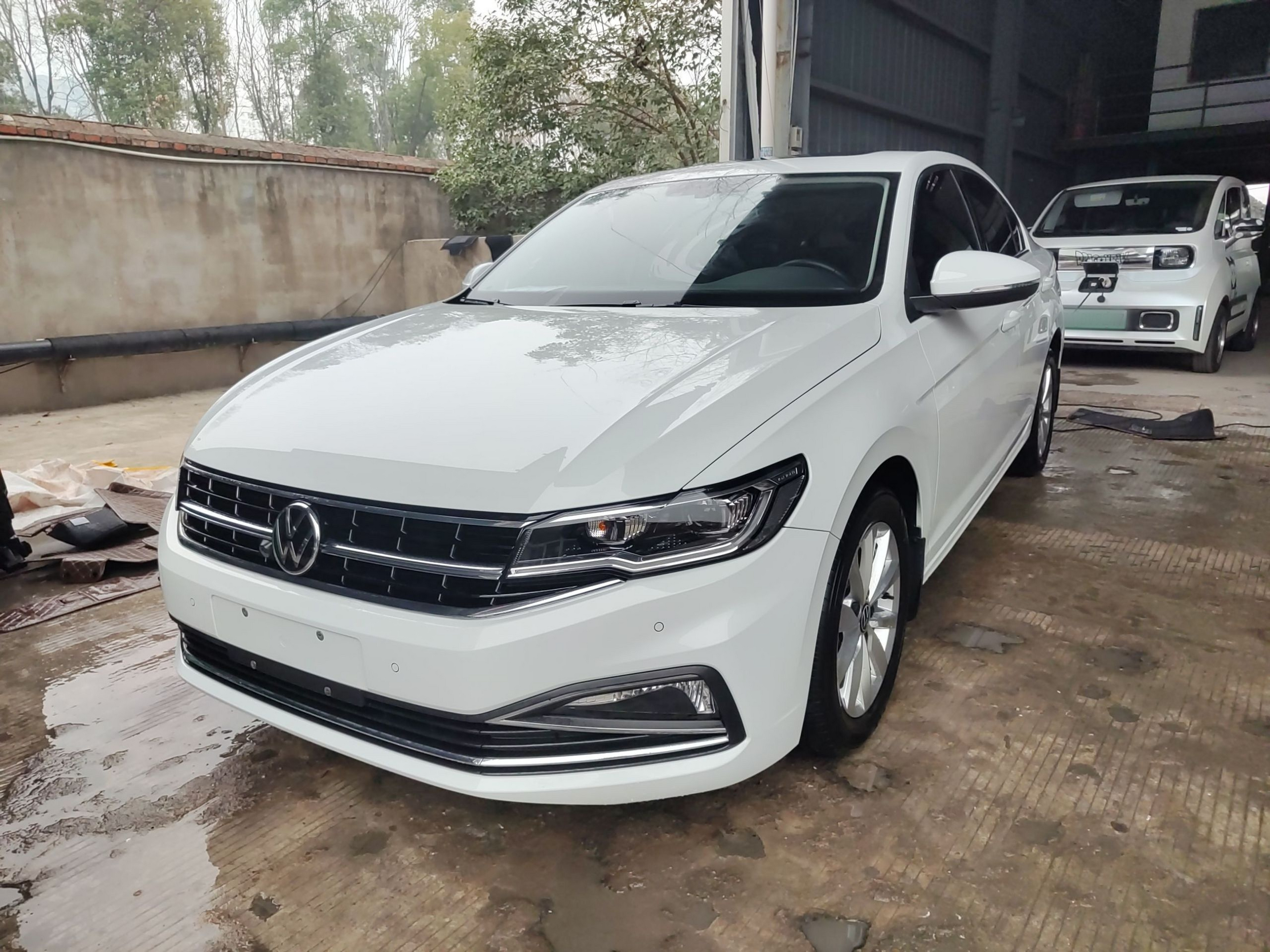 Под передней частью автомобиля