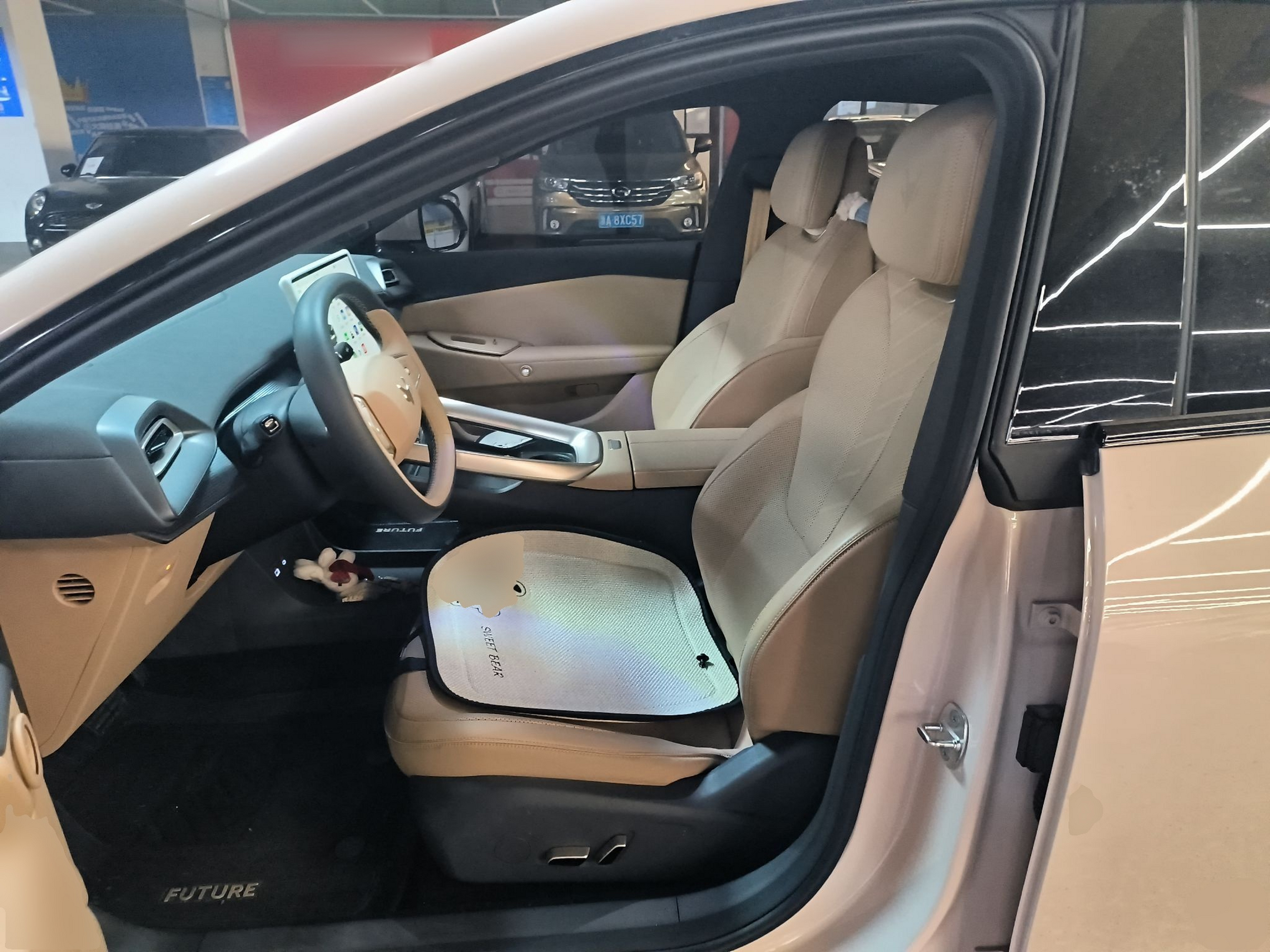 المقاعد الأمامية داخل السيارة