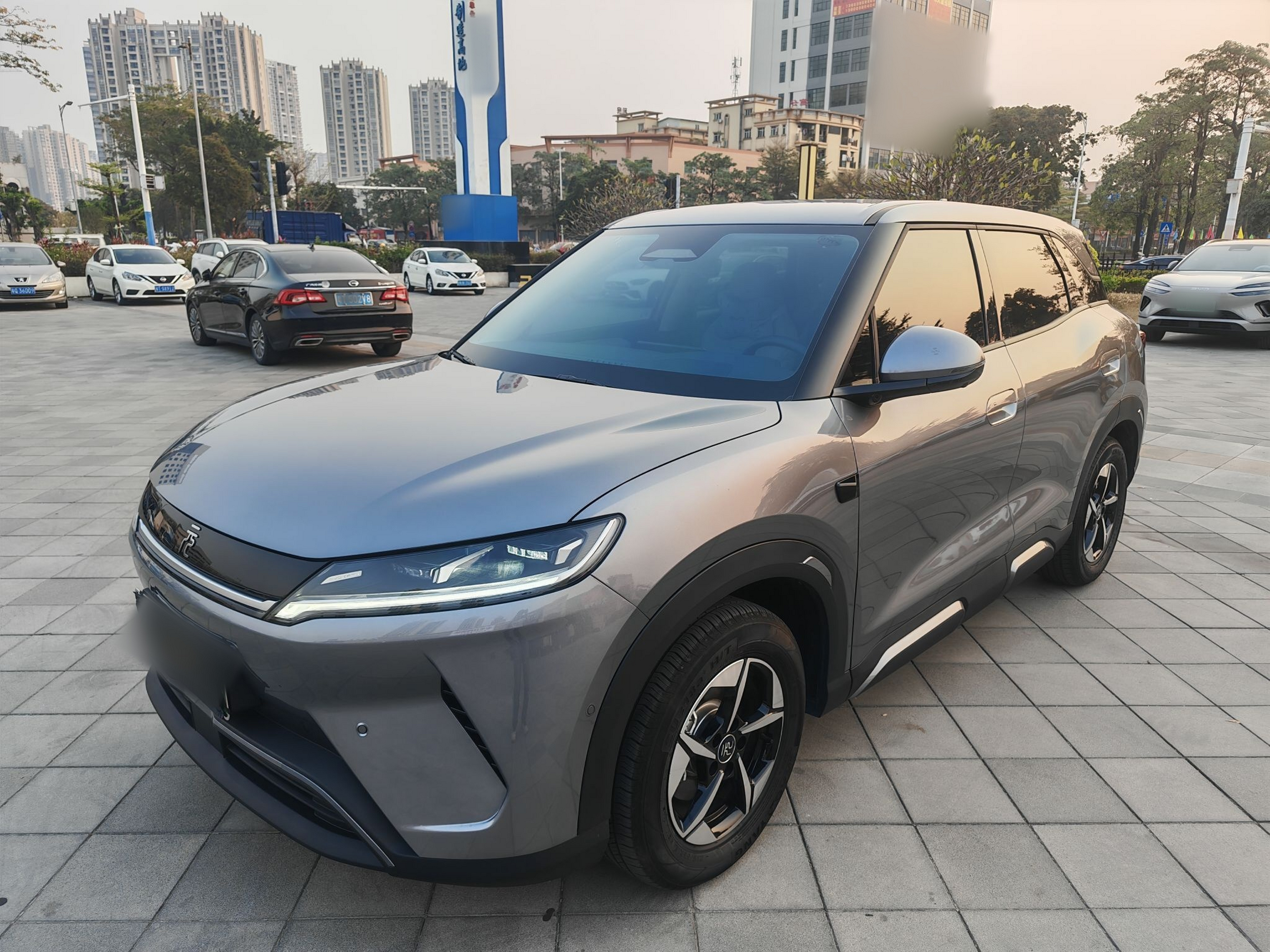 تحت مقدمة السيارة