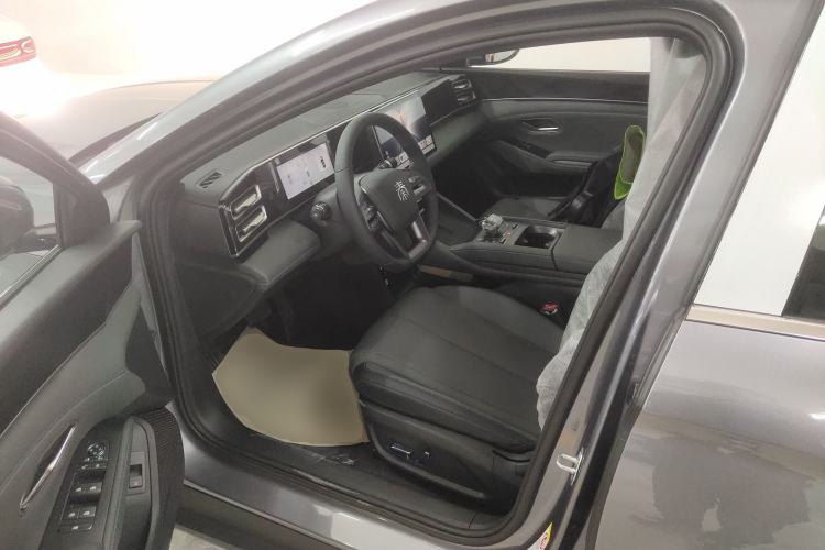 Used BYD Qin L 2025 DM-i Smart Drive 120KM Leading Model
