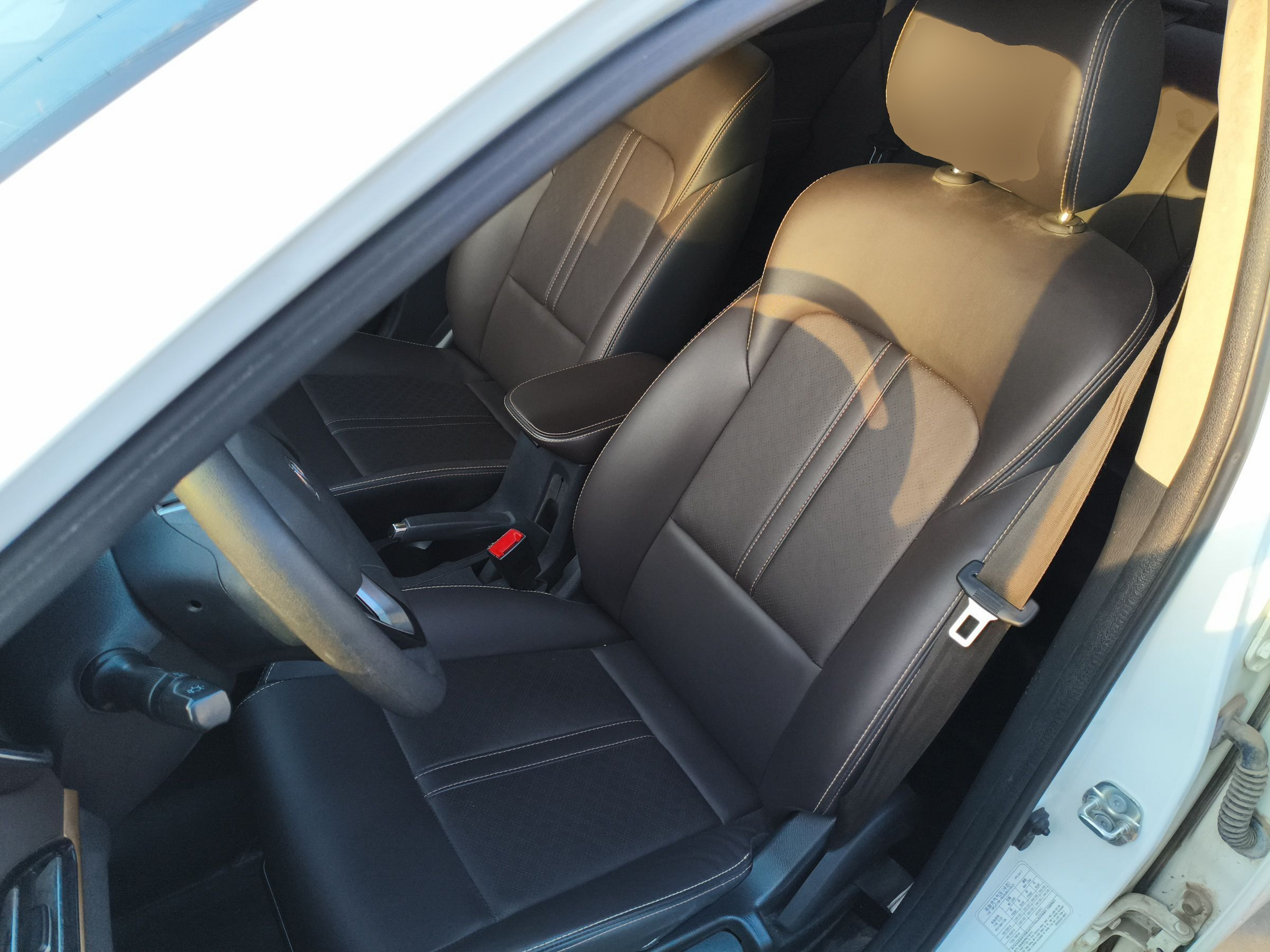 Переднее сиденье в автомобиле