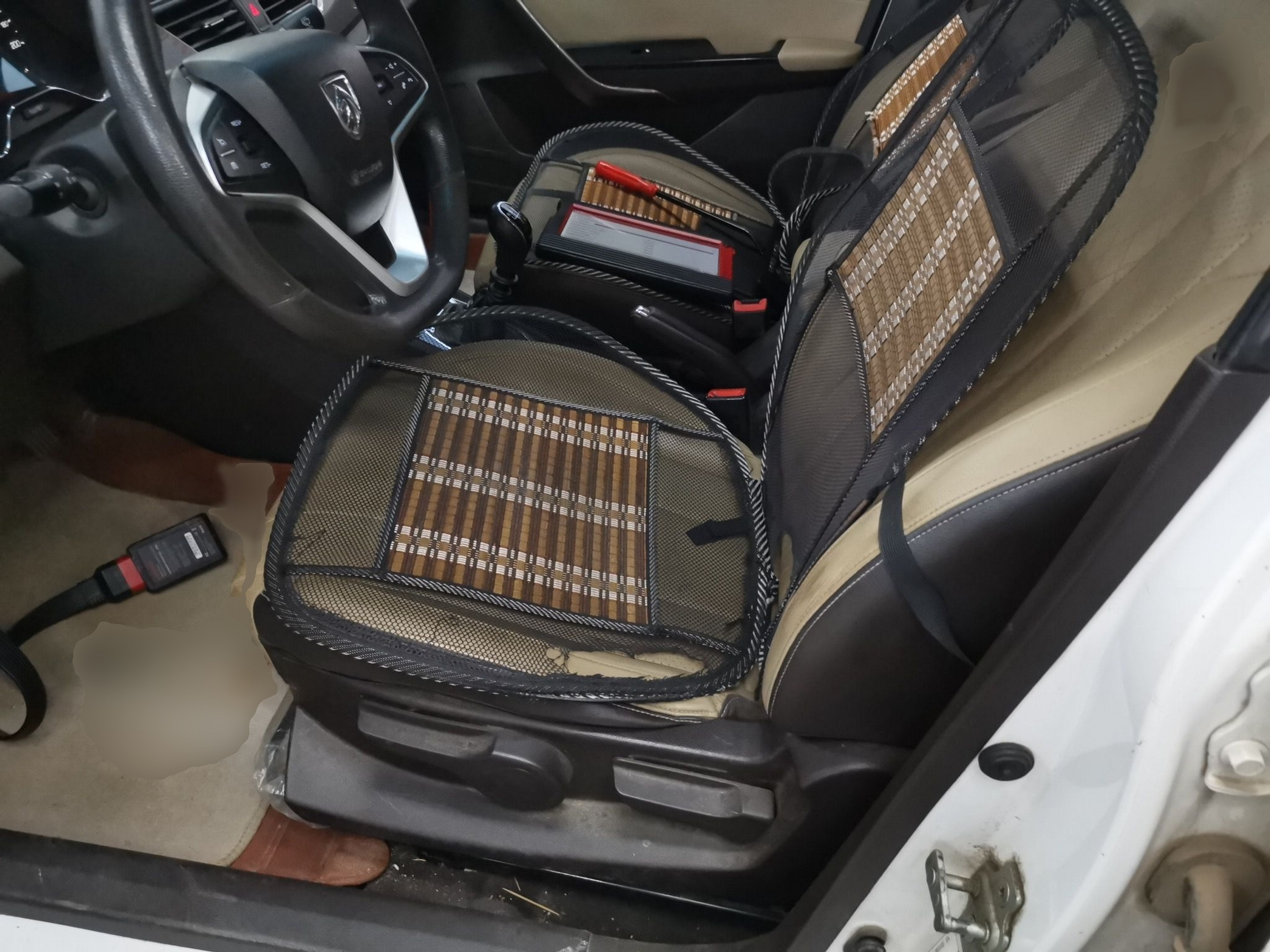 المقاعد الأمامية داخل السيارة