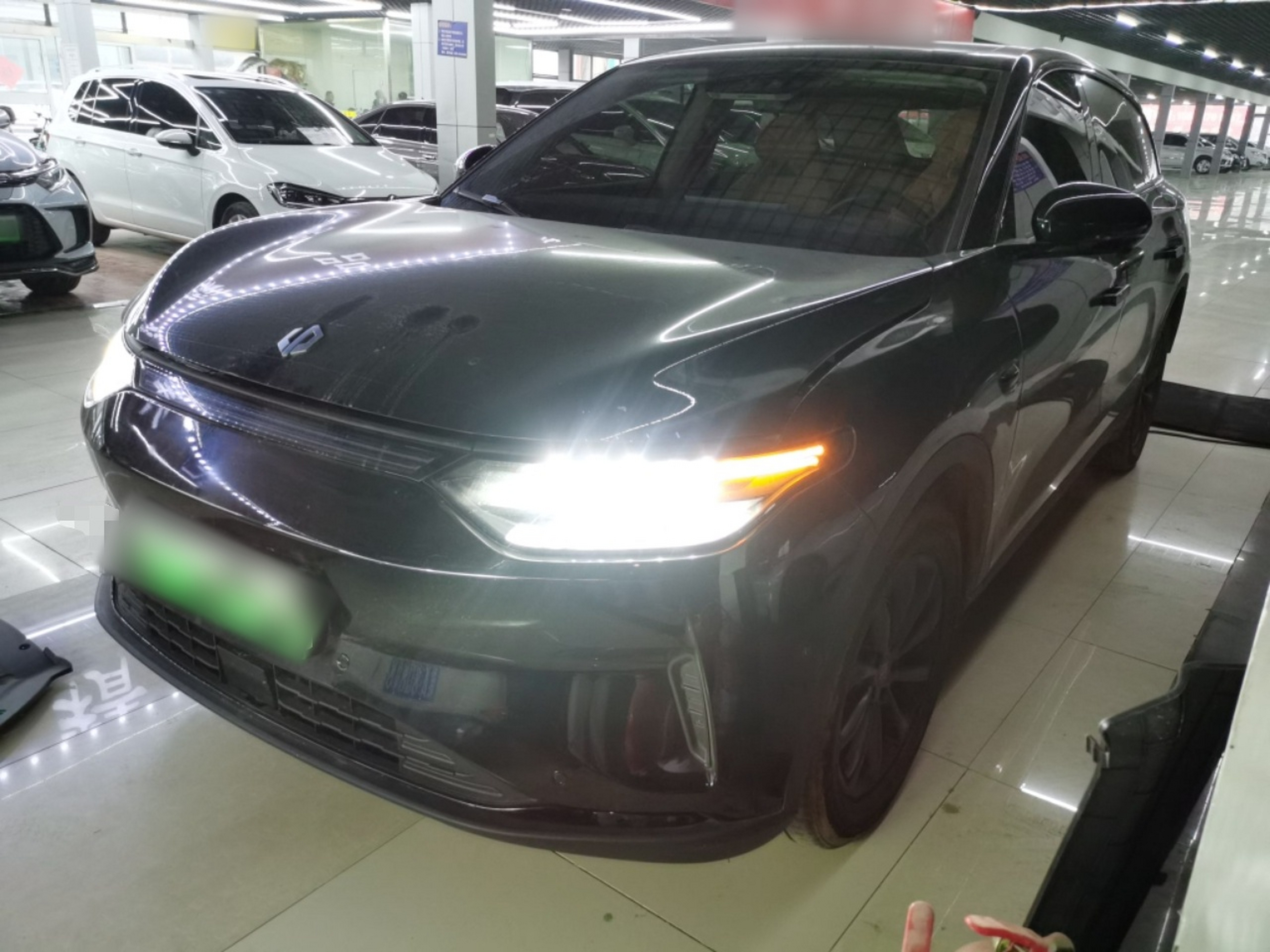 تحت مقدمة السيارة