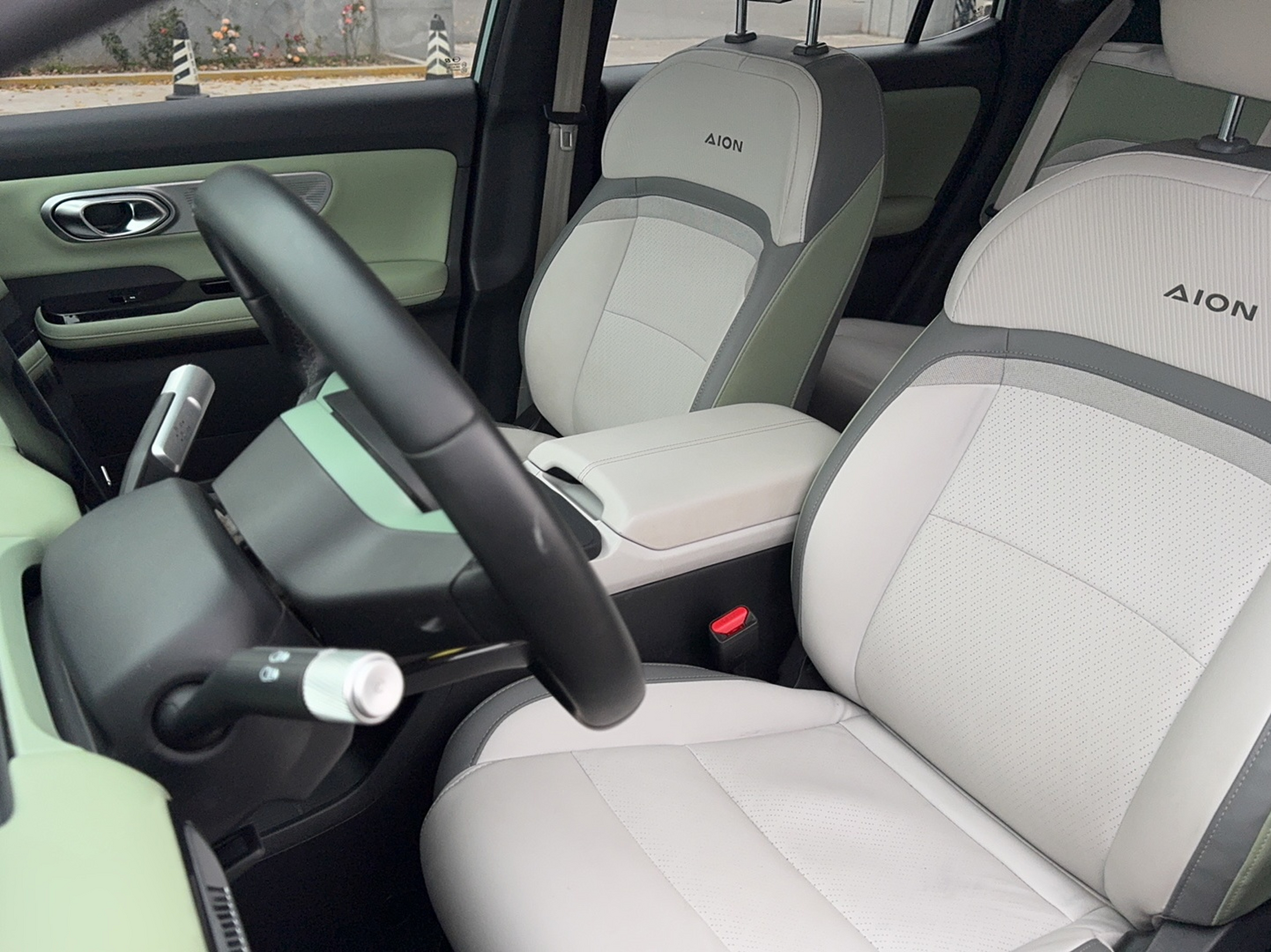 Переднее сиденье в автомобиле