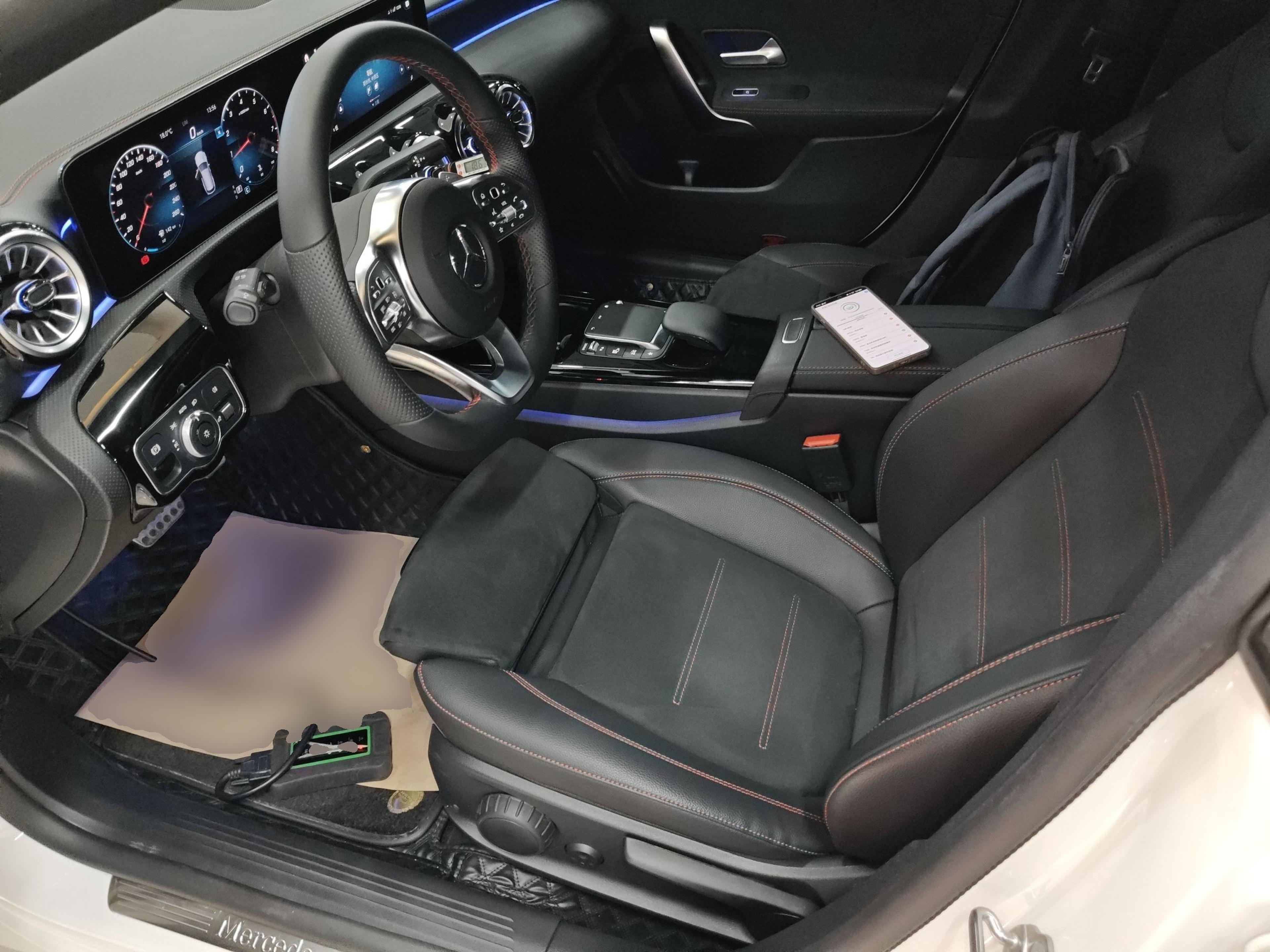 المقاعد الأمامية داخل السيارة