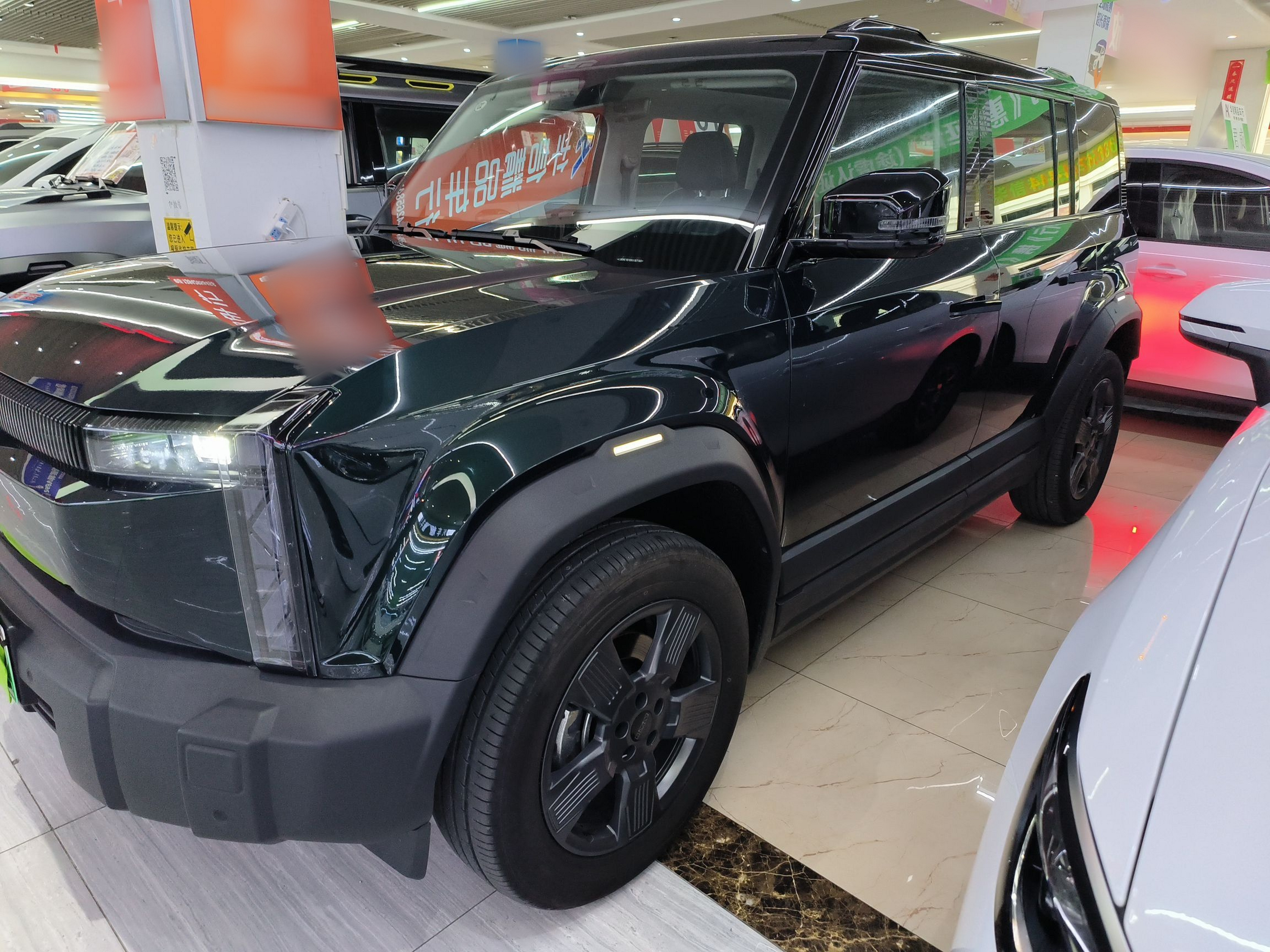 تحت مقدمة السيارة