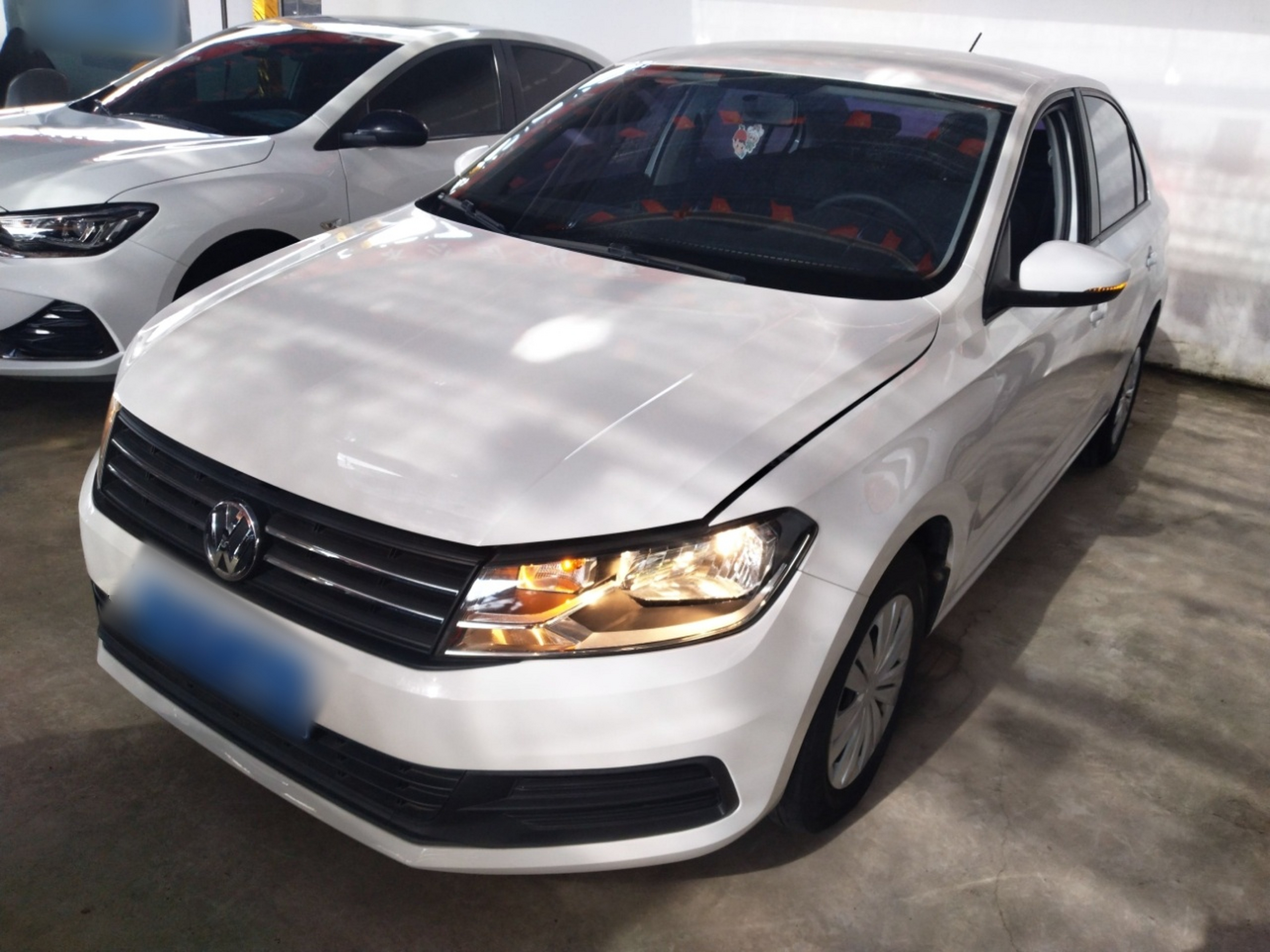 تحت مقدمة السيارة