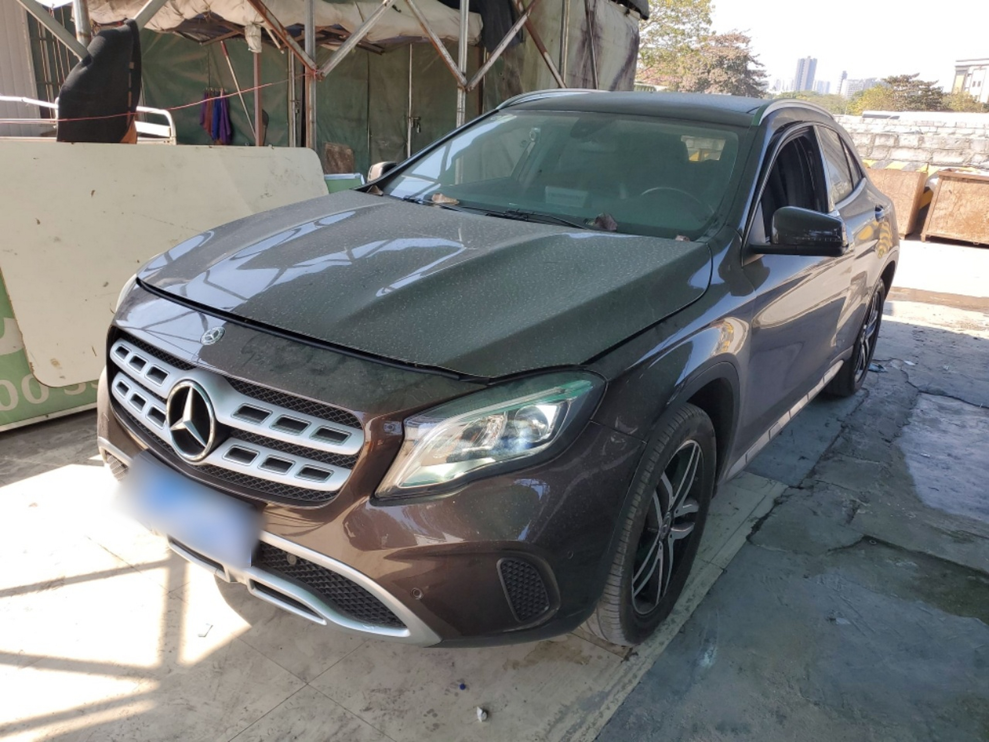 Под передней частью автомобиля