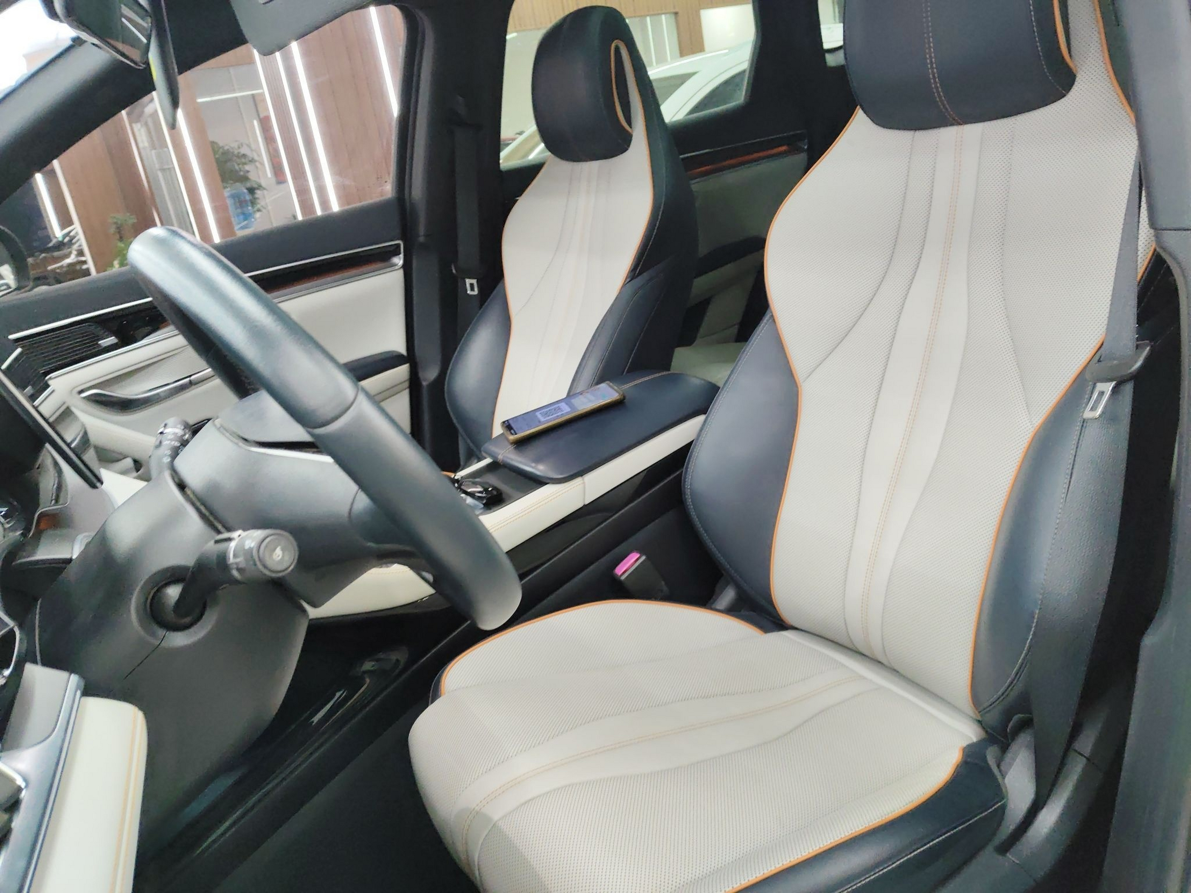 Переднее сиденье в автомобиле