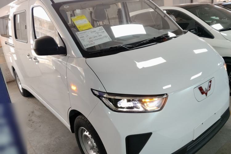 Used Wuling Yangguang 2024 300KM Comfort Version Passenger Van 75kW