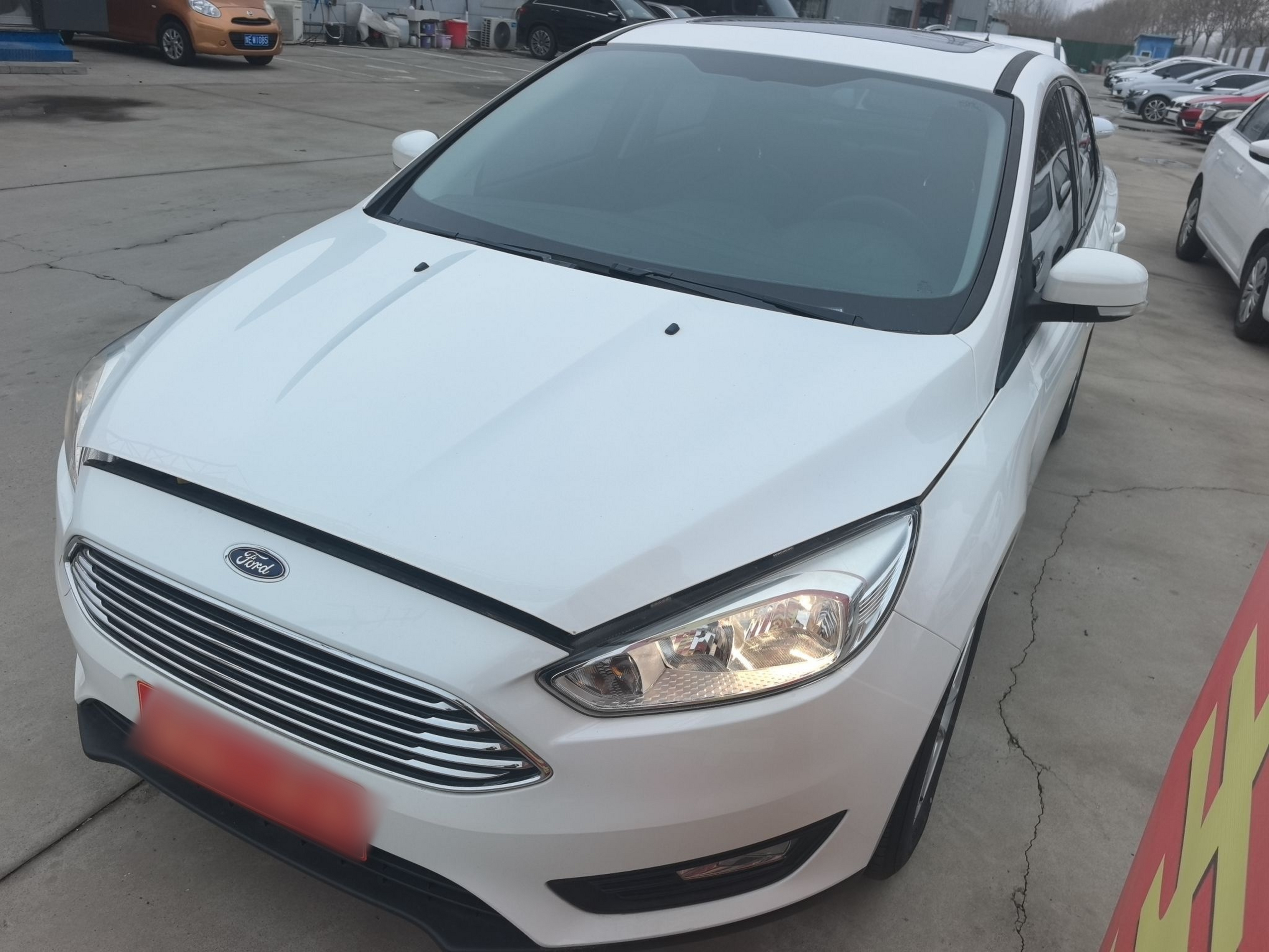 تحت مقدمة السيارة