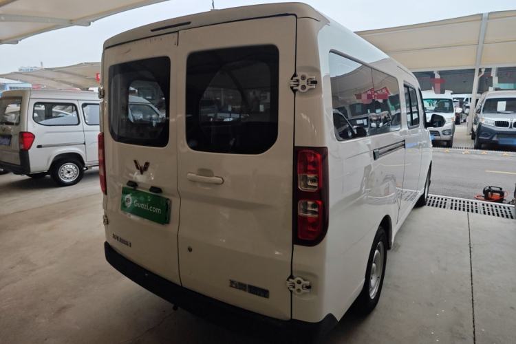 Used Wuling Yangguang 2024 300KM Comfort Version Passenger Van 75kW
