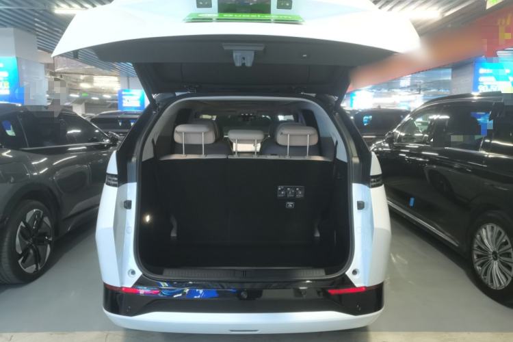 Used XPeng X9 2024 702 Ultra-Long Range Max
