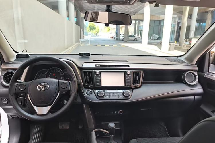 Used Toyota RAV4 2016 2.0L CVT Two-Wheel Drive Fashion Edition China V Standard
