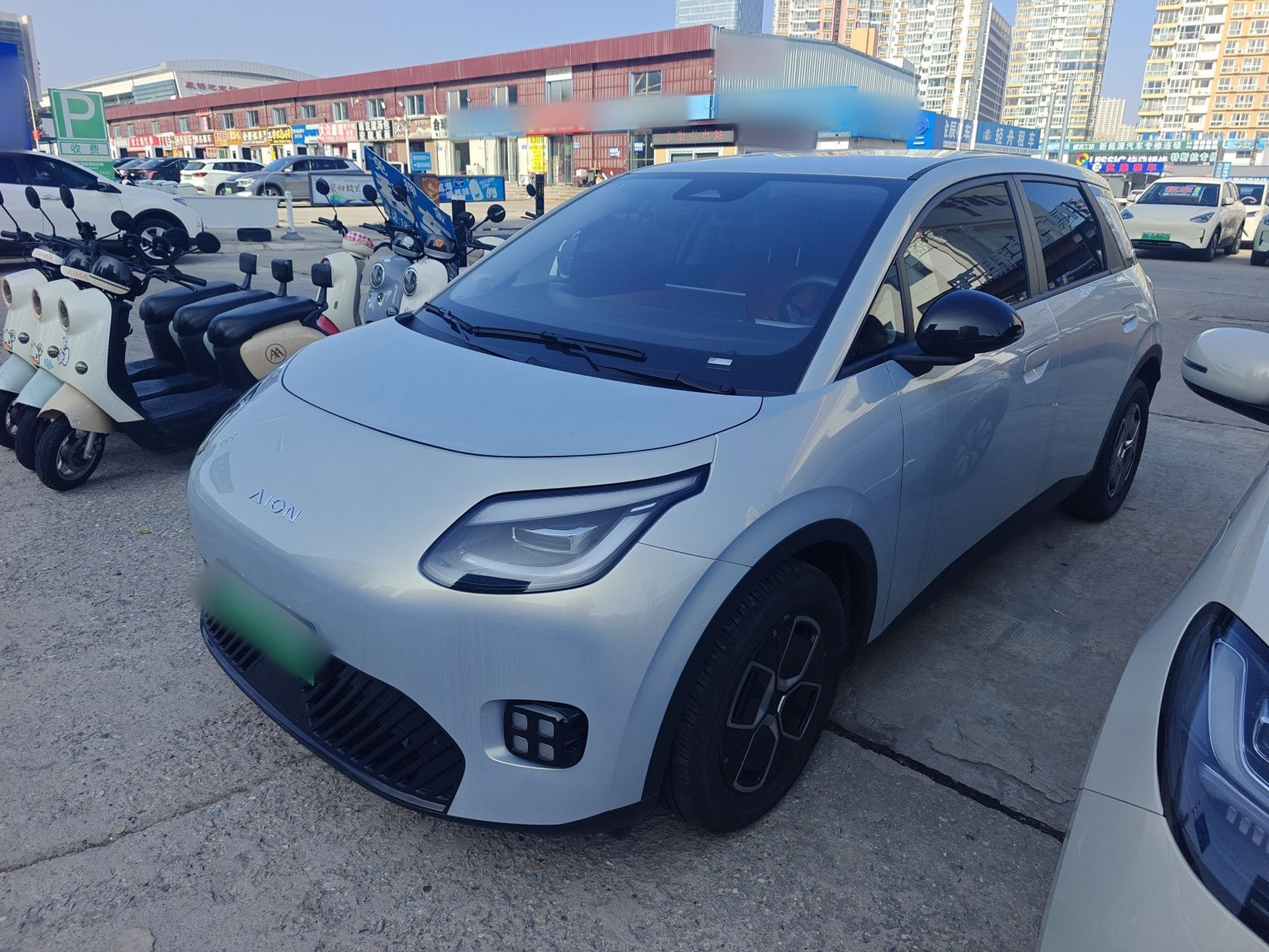 تحت مقدمة السيارة