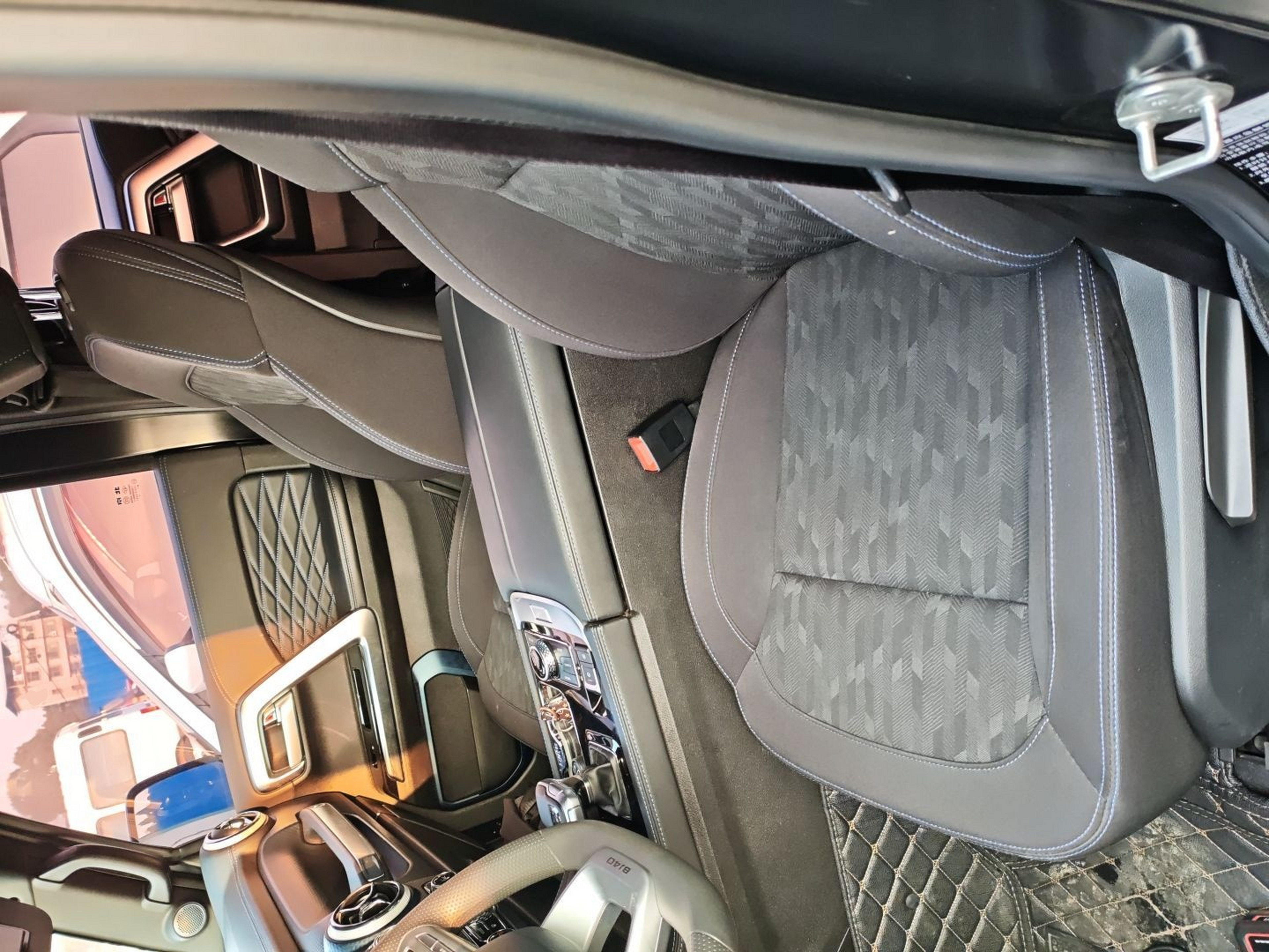 المقاعد الأمامية داخل السيارة