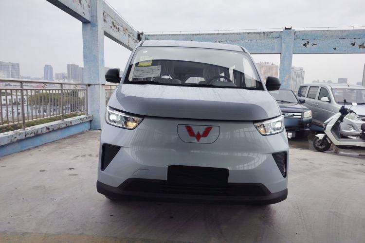 Used Wuling Yangguang 2024 300KM Comfort Version Passenger Van 75kW