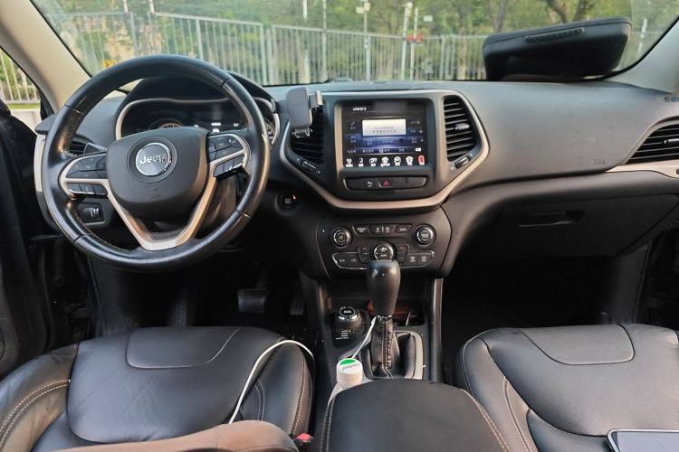 Used  Cherokee 2017 2.4L Professional Smart Edition
