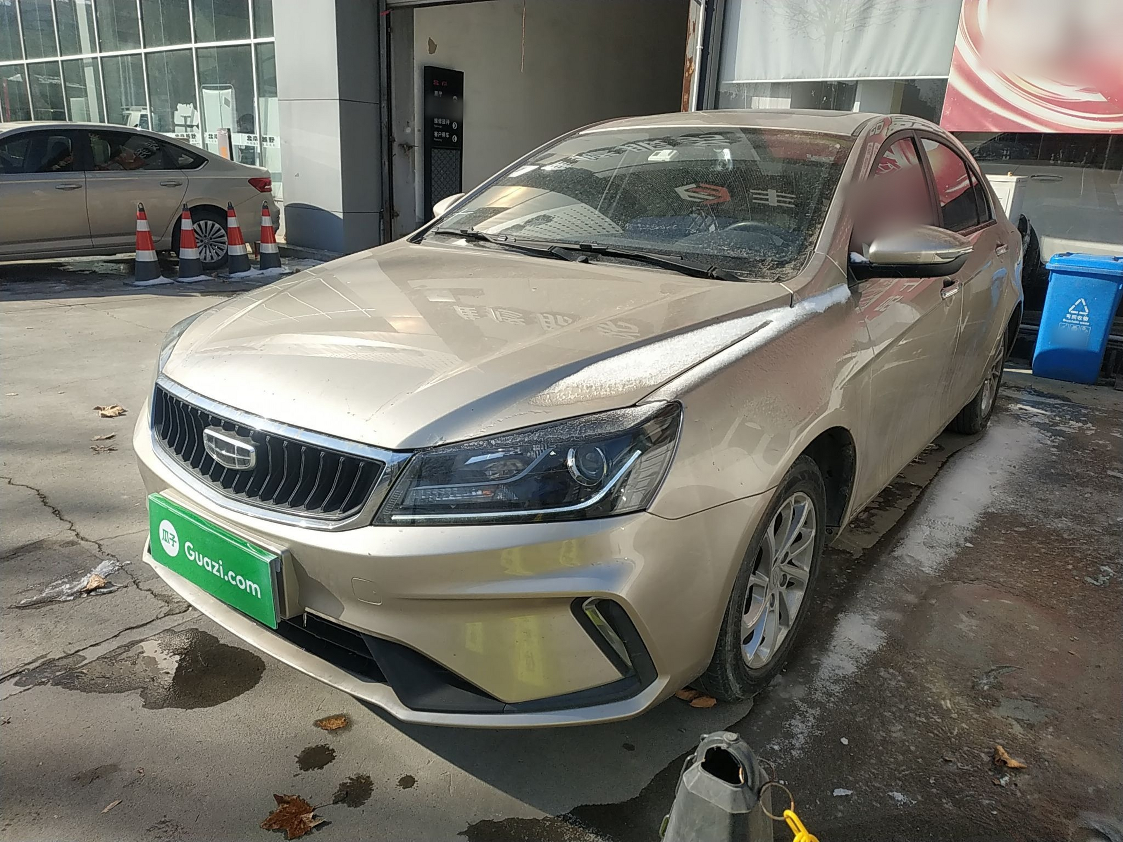 تحت مقدمة السيارة