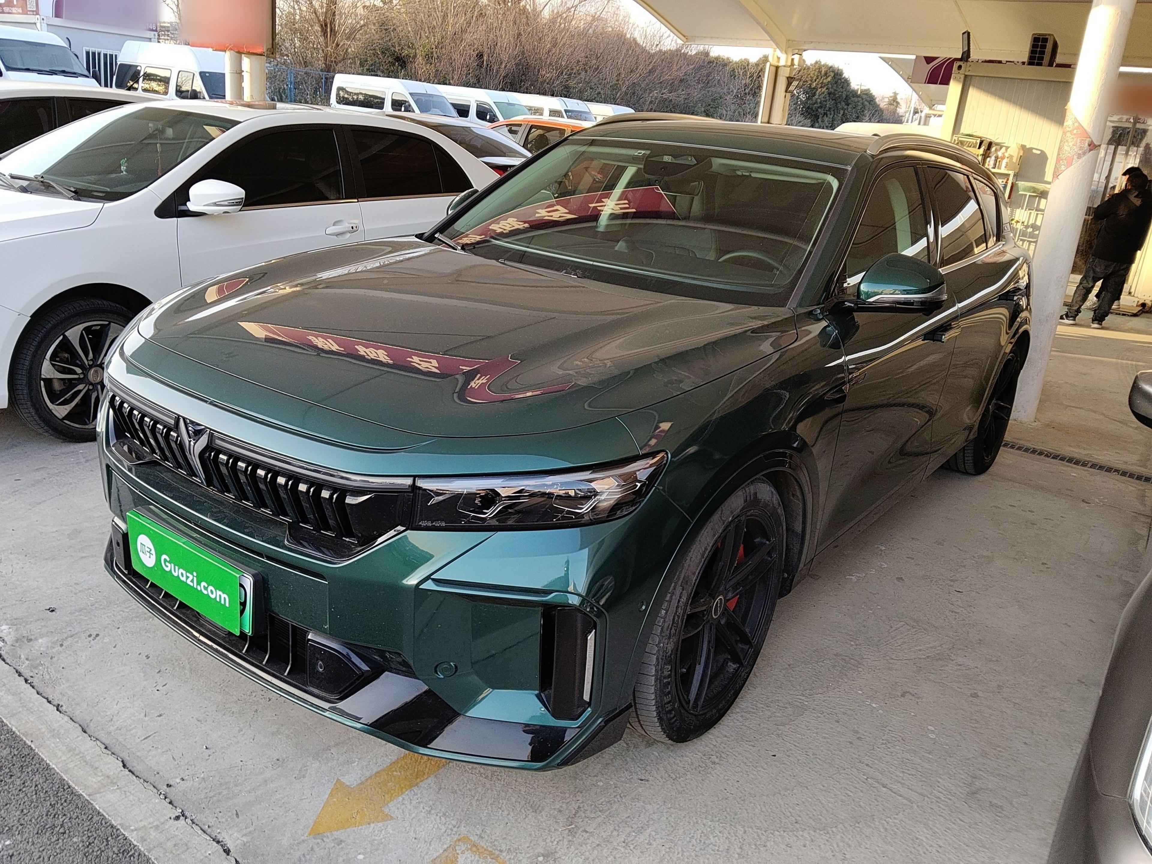 Под передней частью автомобиля