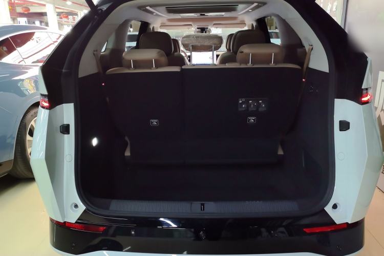 Used XPeng X9 2025 740 Ultra-Long Range Max
