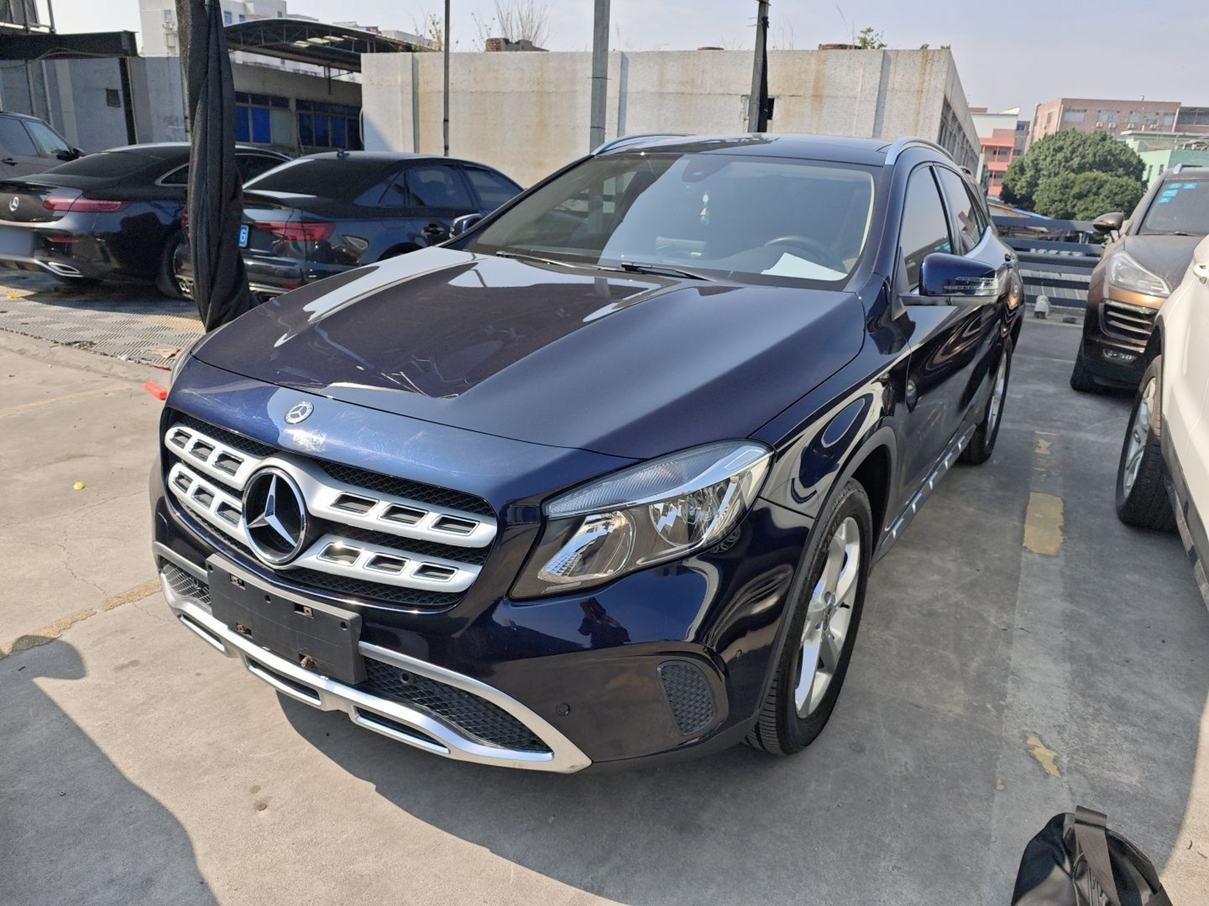 Под передней частью автомобиля