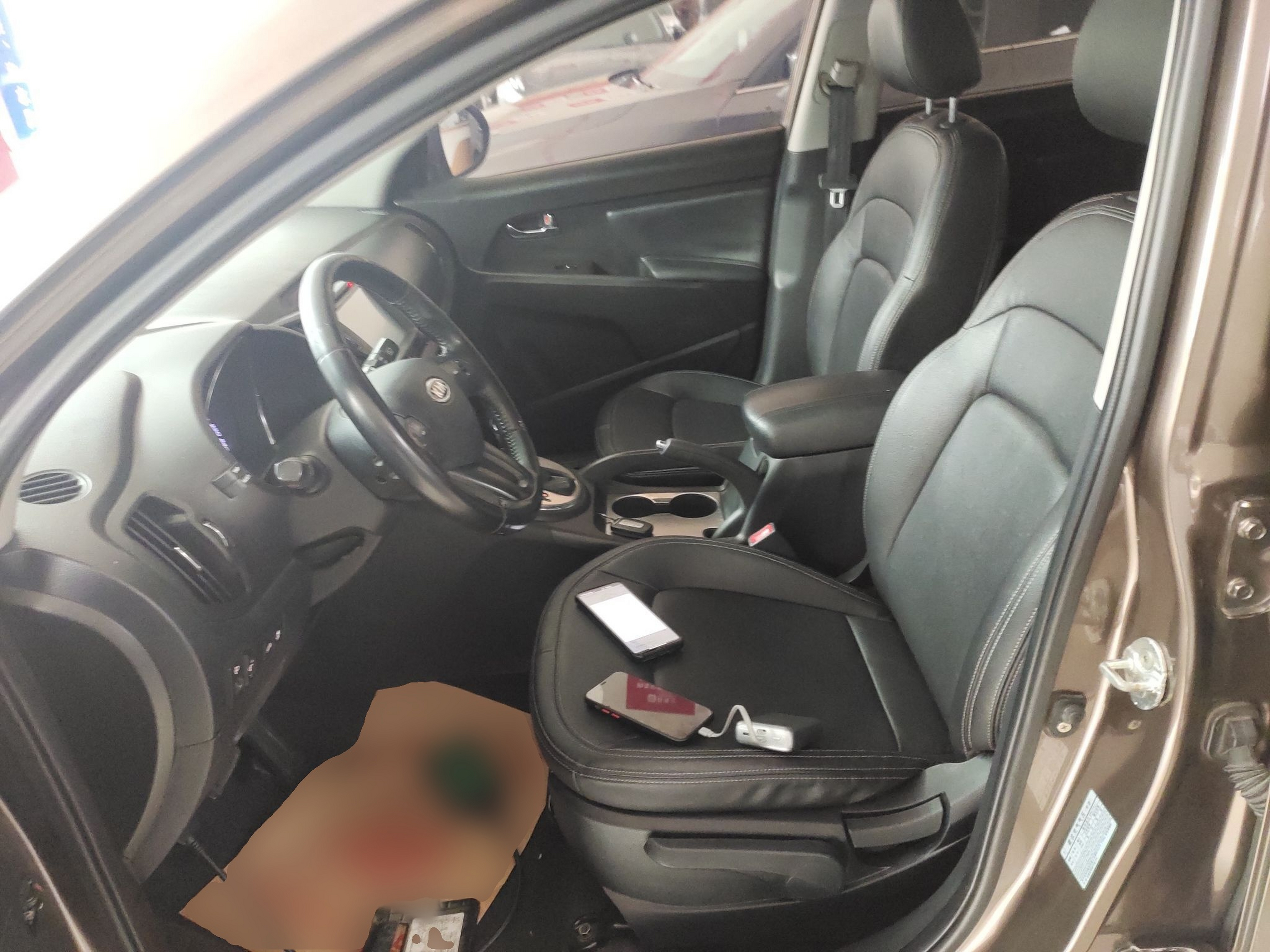 المقاعد الأمامية داخل السيارة