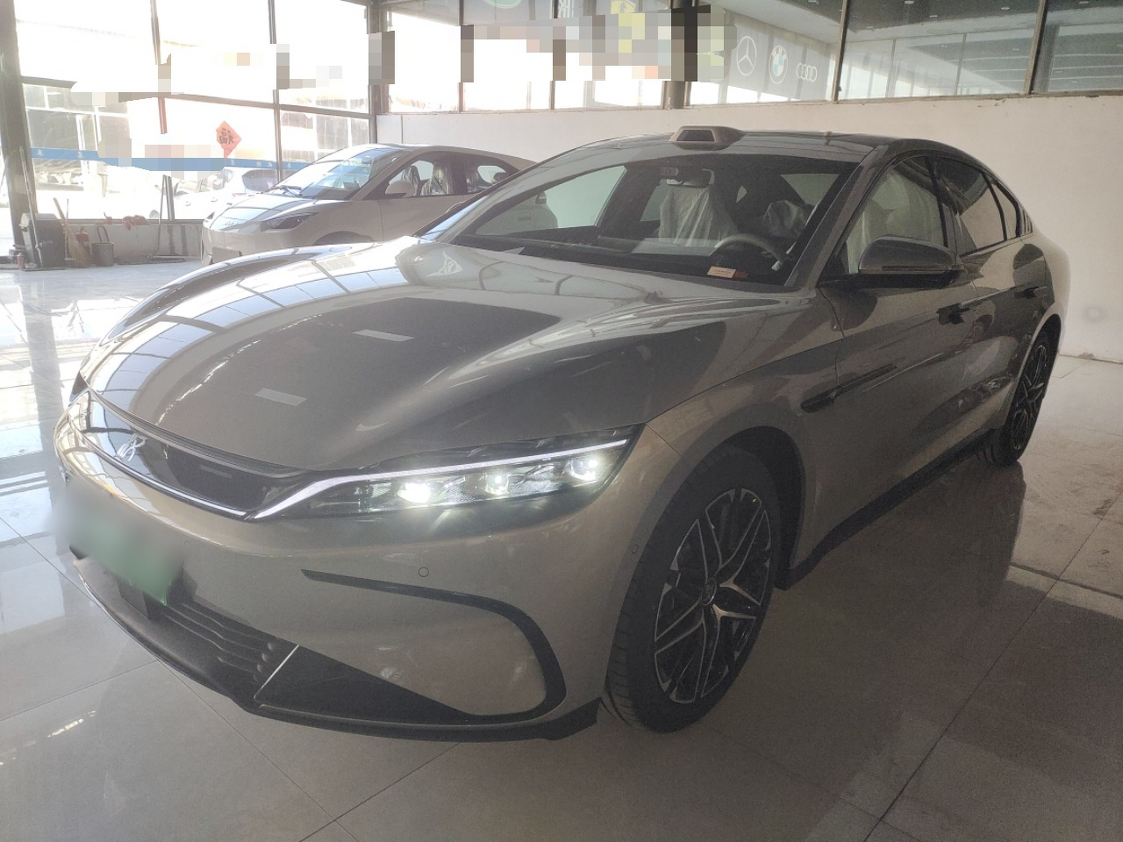 تحت مقدمة السيارة