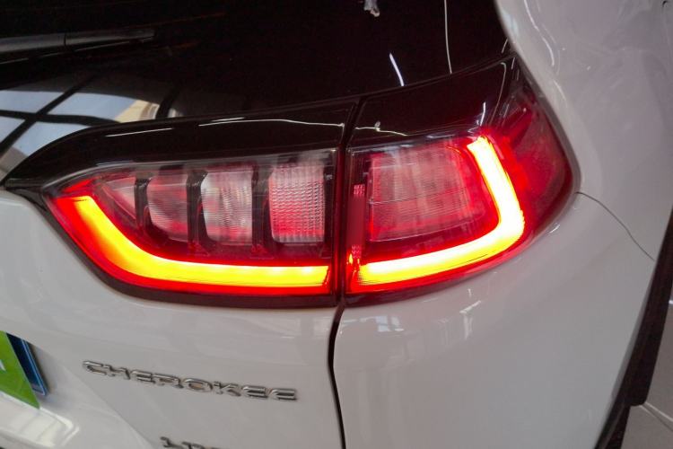 Used Jeep Cherokee 2019 2.0T Two-Wheel Drive Smart Enjoyment Version China V
