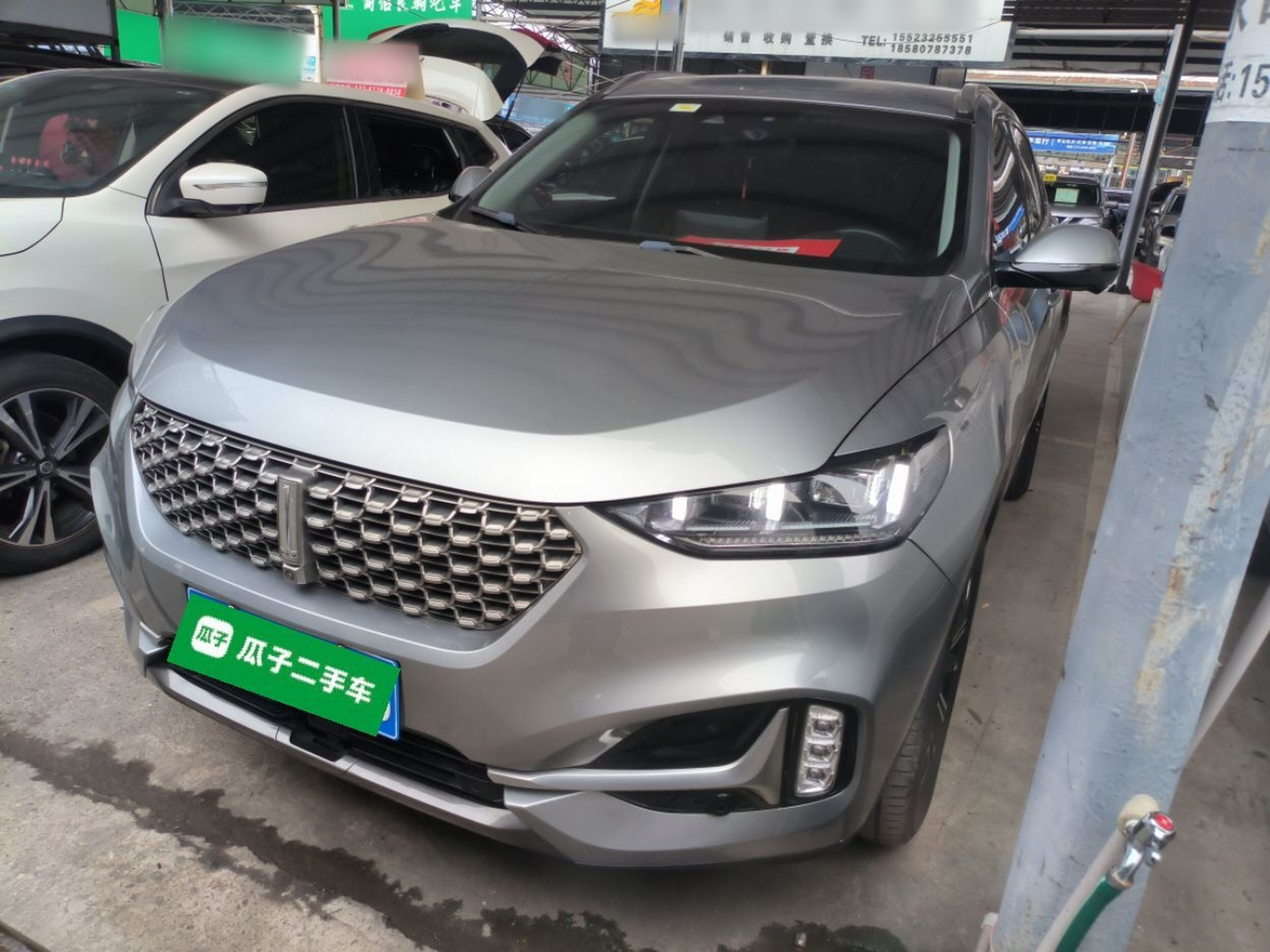 تحت مقدمة السيارة