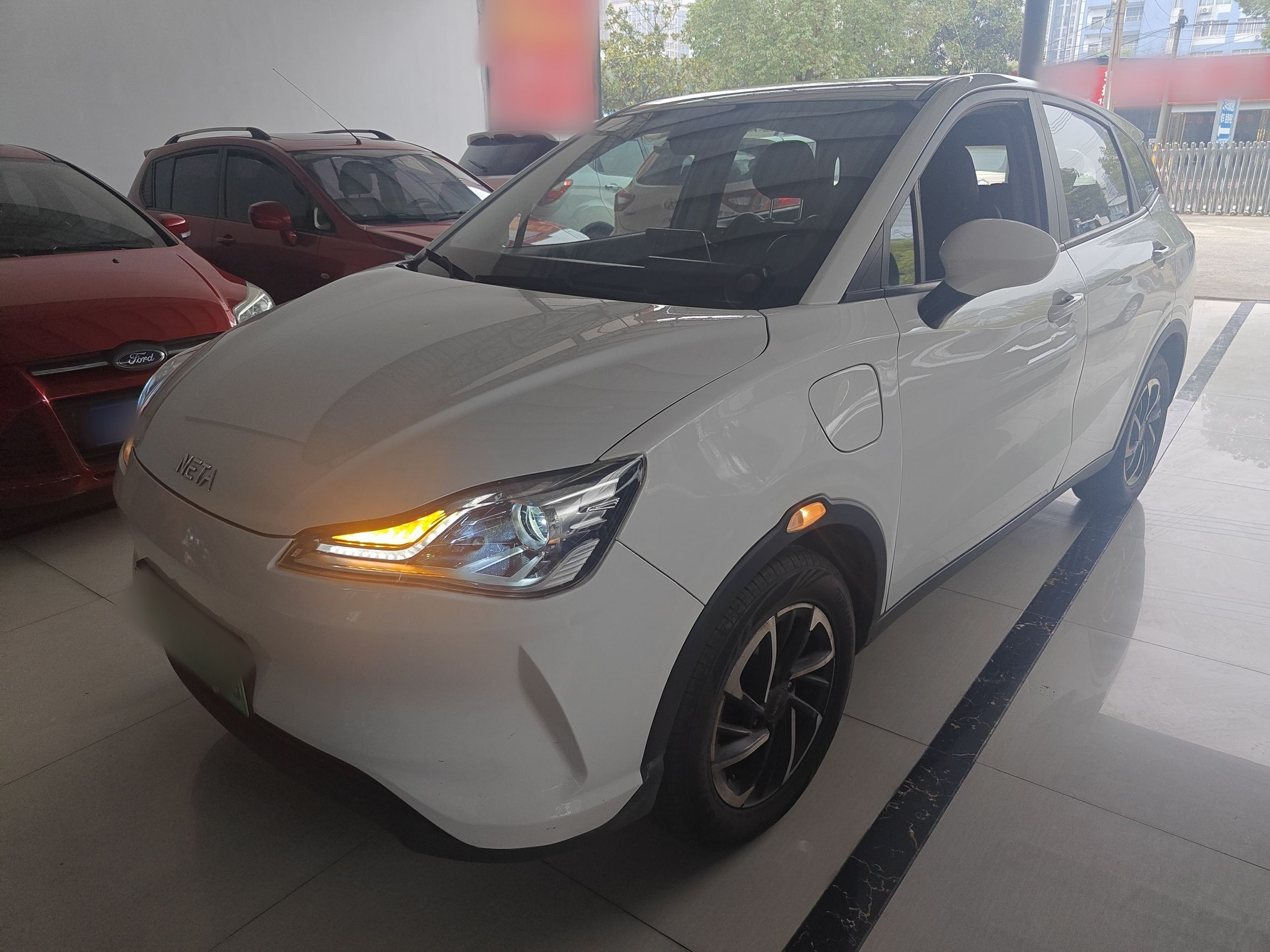 Под передней частью автомобиля