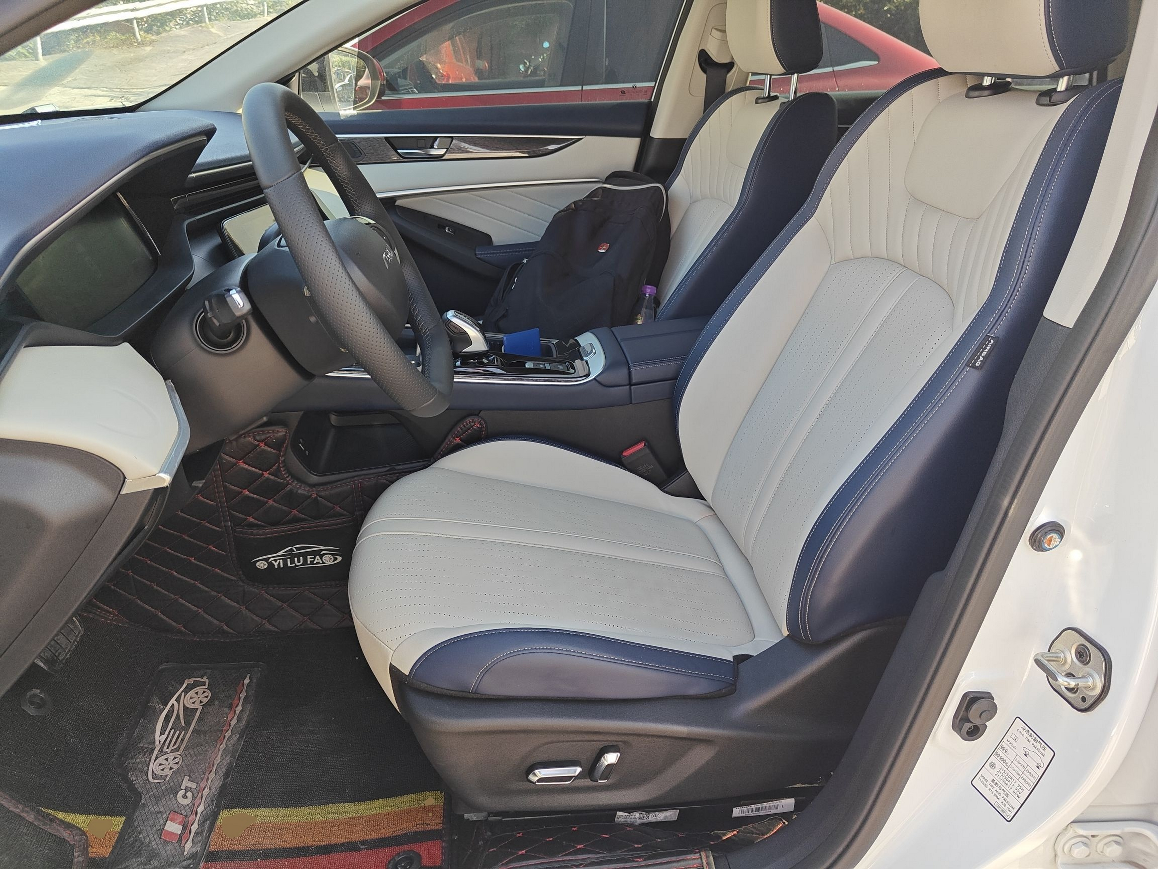 المقاعد الأمامية داخل السيارة