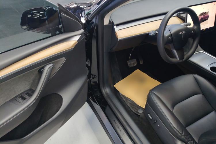 Used Tesla Model Y 2022 Long-Range All-Wheel-Drive Version