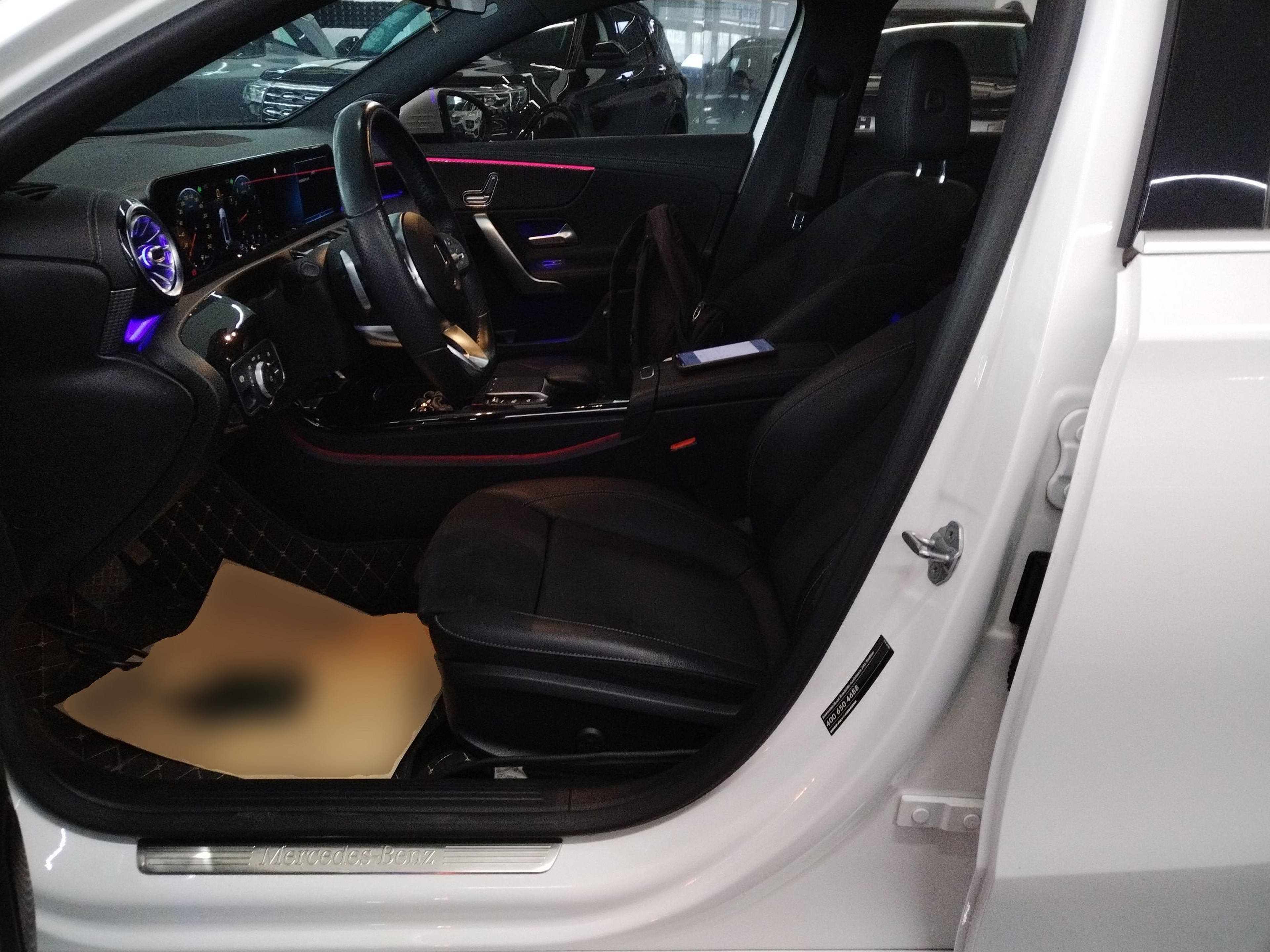 المقاعد الأمامية داخل السيارة