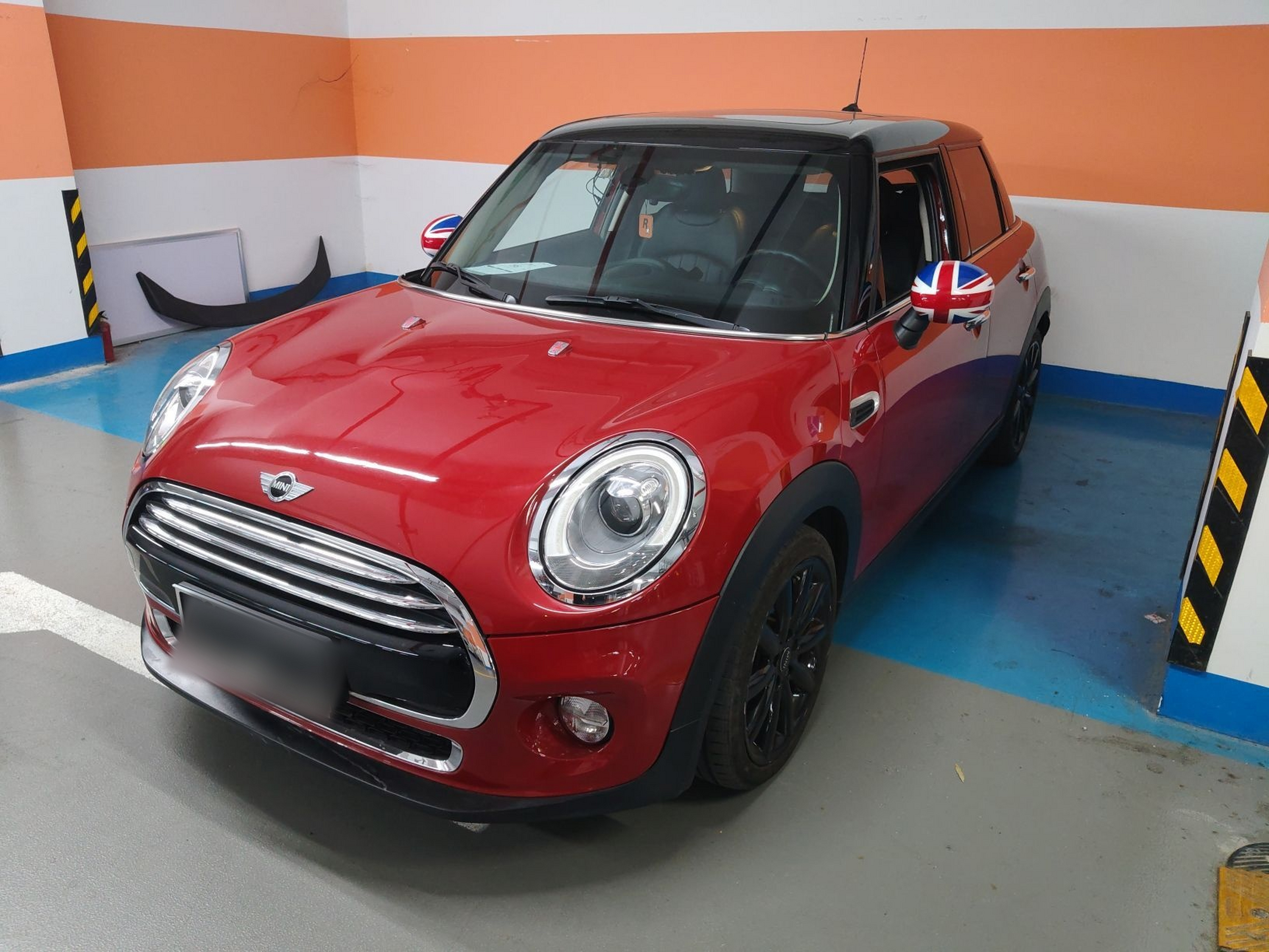 تحت مقدمة السيارة