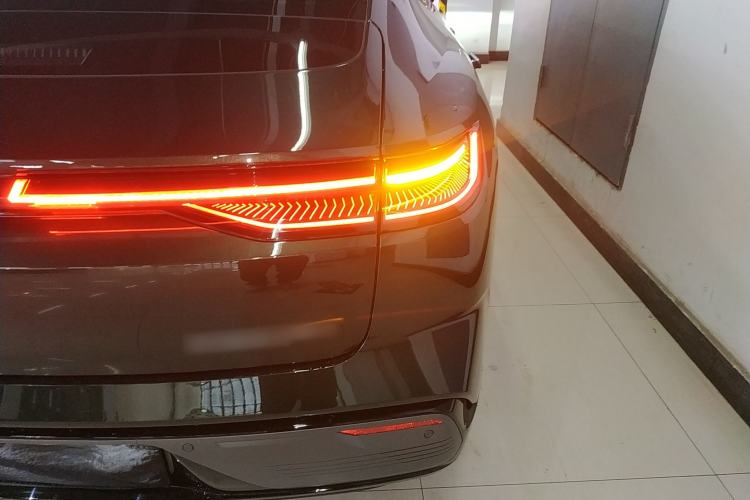 Used  Galaxy 8 2025 130km EM-i Deluxe Edition
